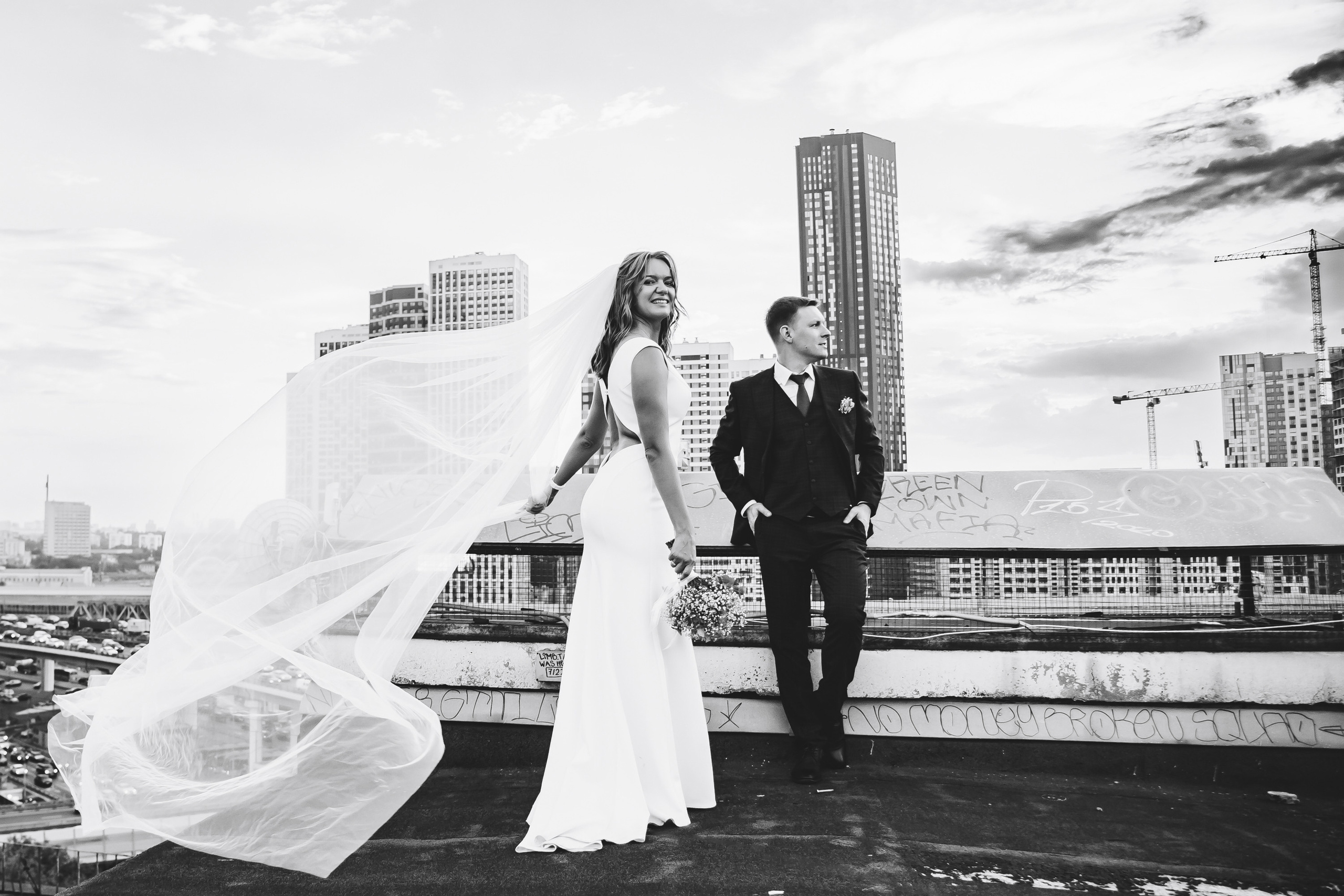 Свадебная фотосессия на крыше Москва-сити. Свадебный и репортажный фотограф-видеограф Москва и Московская область