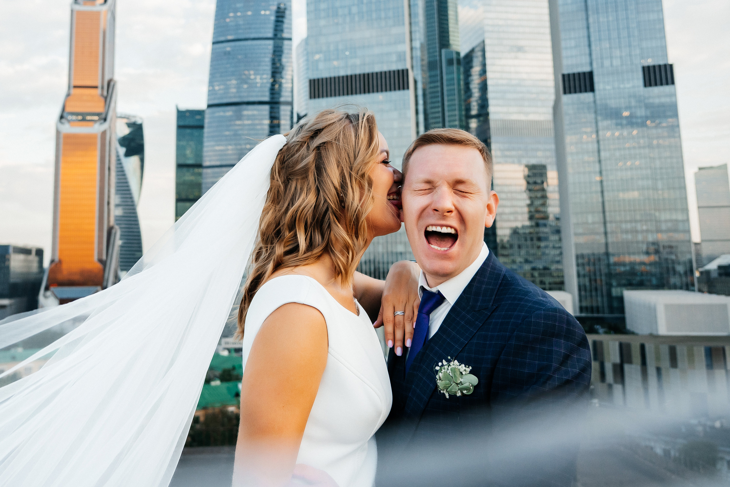 Свадебная фотосессия на крыше Москва-сити. Свадебный и репортажный фотограф-видеограф Москва и Московская область