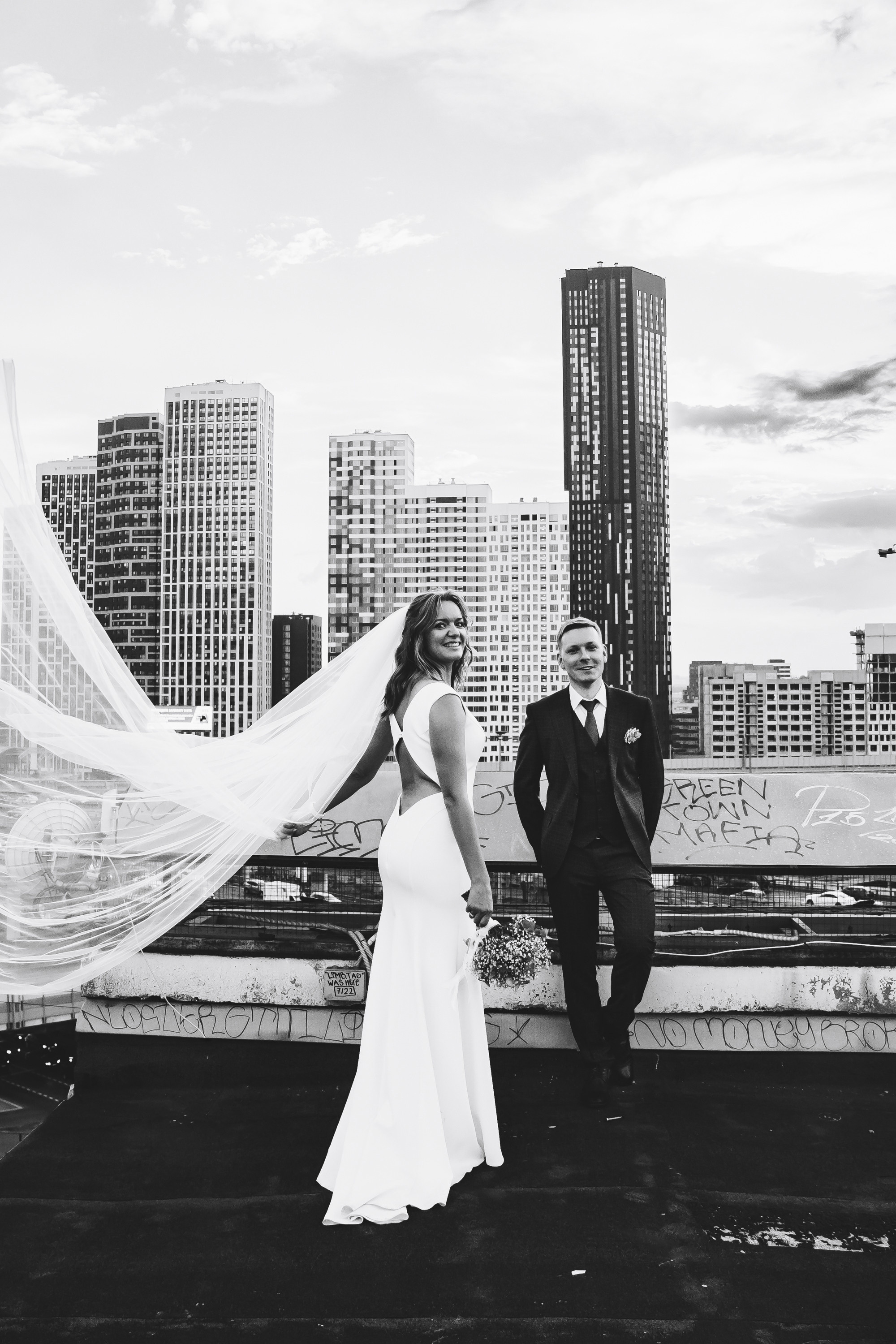 Свадебная фотосессия на крыше Москва-сити. Свадебный и репортажный фотограф-видеограф Москва и Московская область