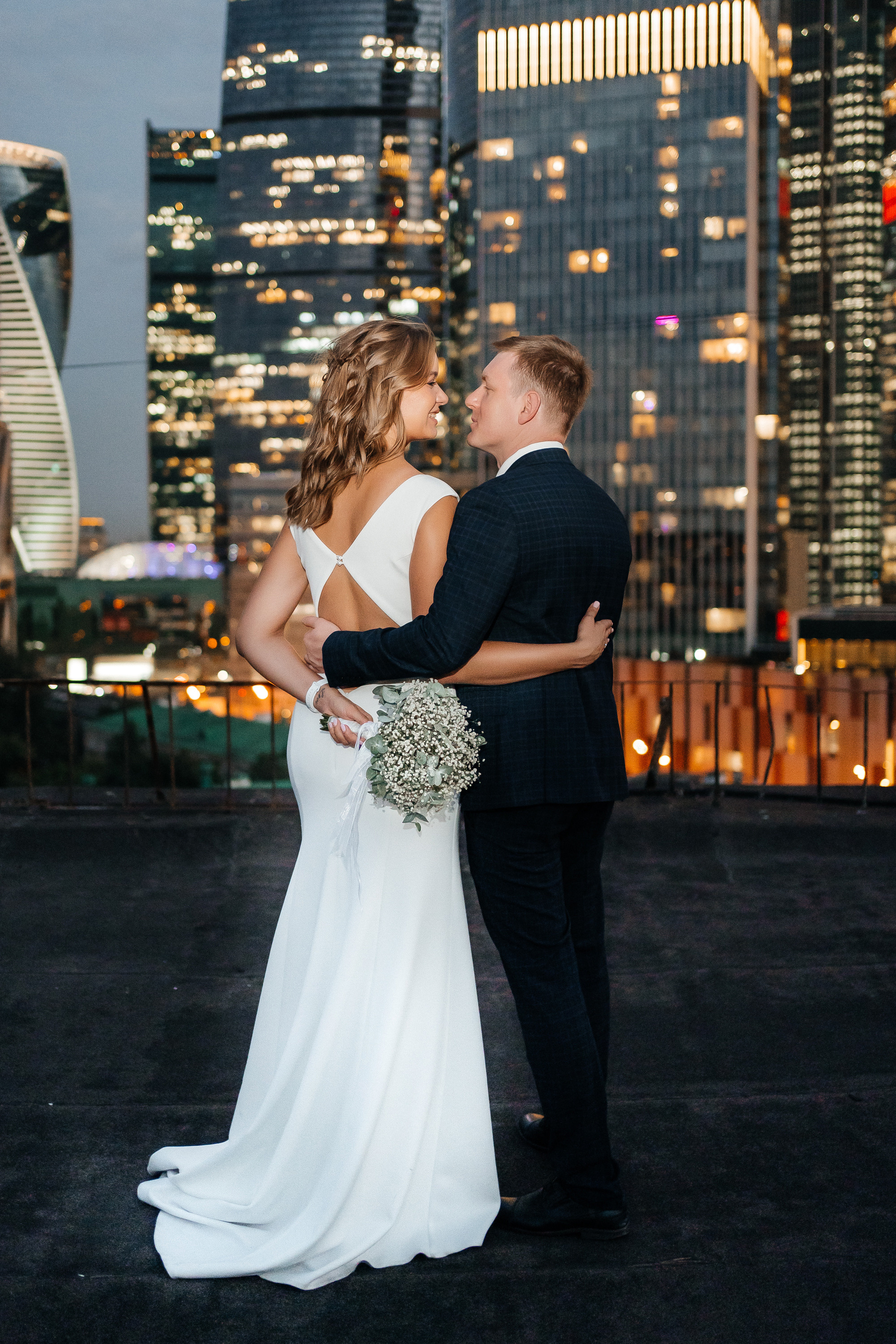 Свадебная фотосессия на крыше Москва-сити. Свадебный и репортажный фотограф-видеограф Москва и Московская область