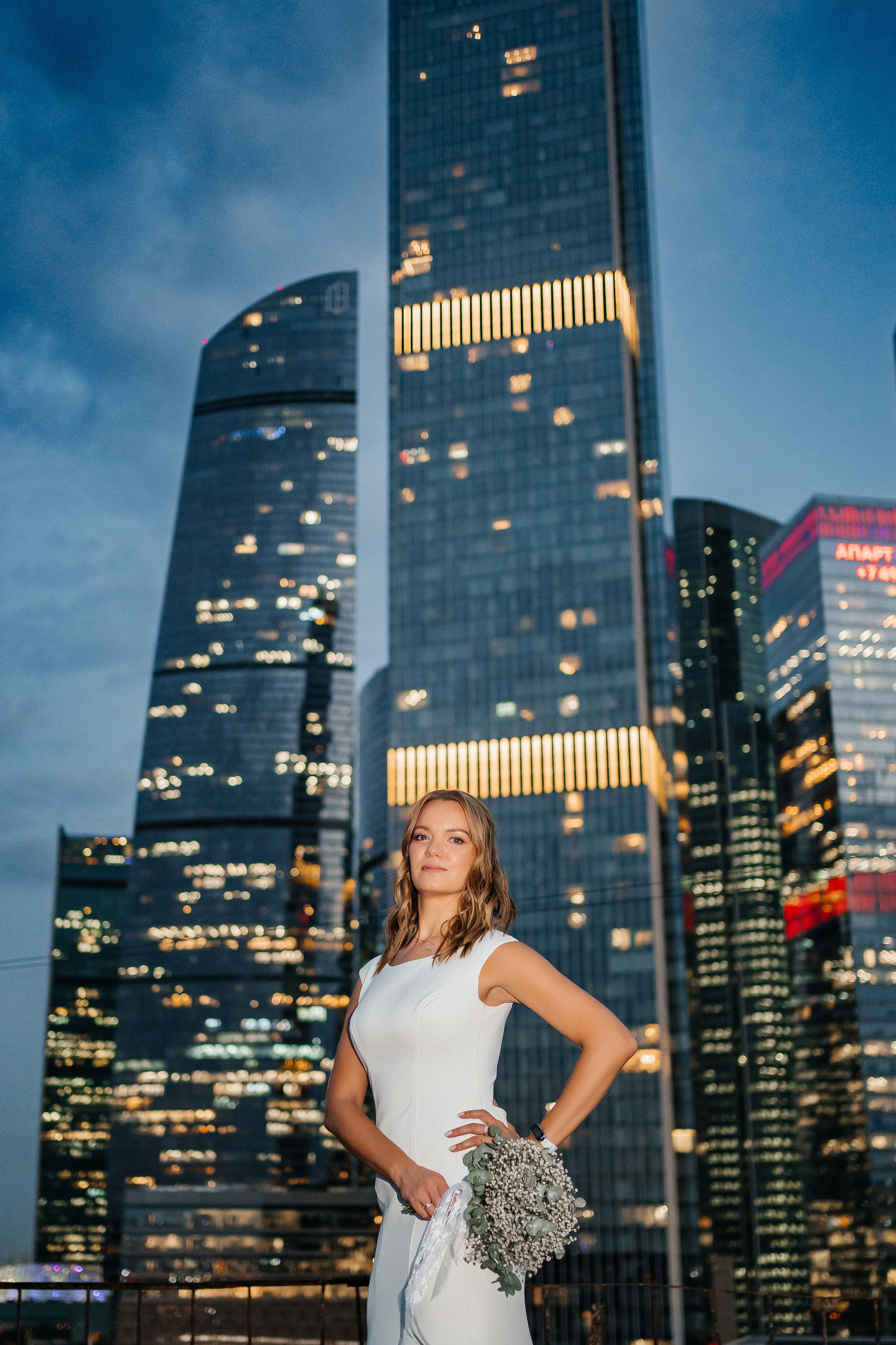 Свадебная фотосессия на крыше Москва-сити. Свадебный и репортажный фотограф-видеограф Москва и Московская область