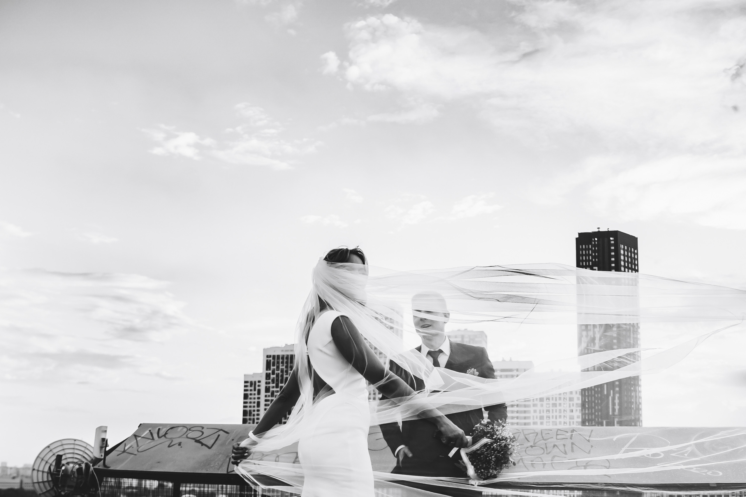 Свадебная фотосессия на крыше Москва-сити. Свадебный и репортажный фотограф-видеограф Москва и Московская область