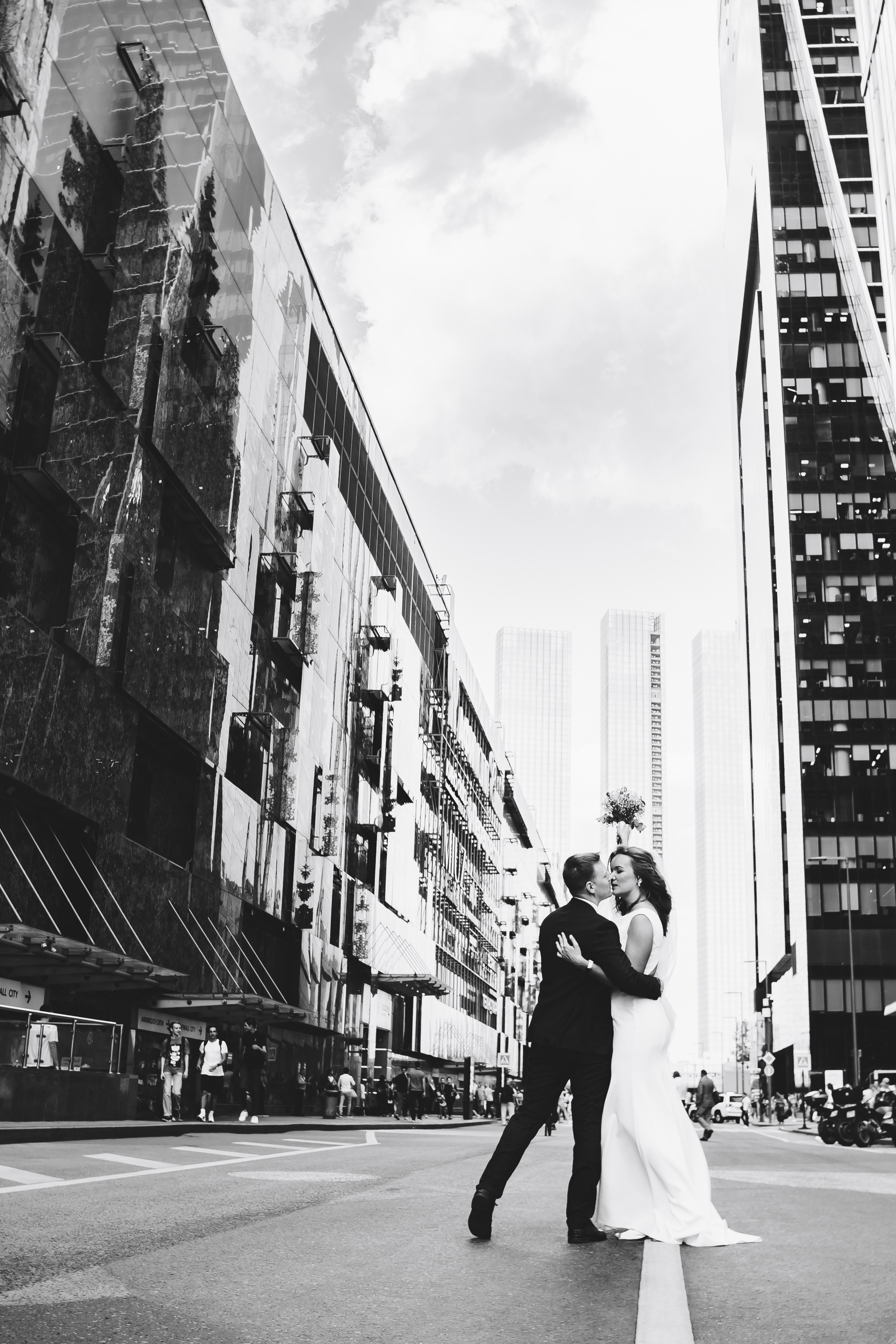 Свадебная фотосессия на крыше Москва-сити. Свадебный и репортажный фотограф-видеограф Москва и Московская область