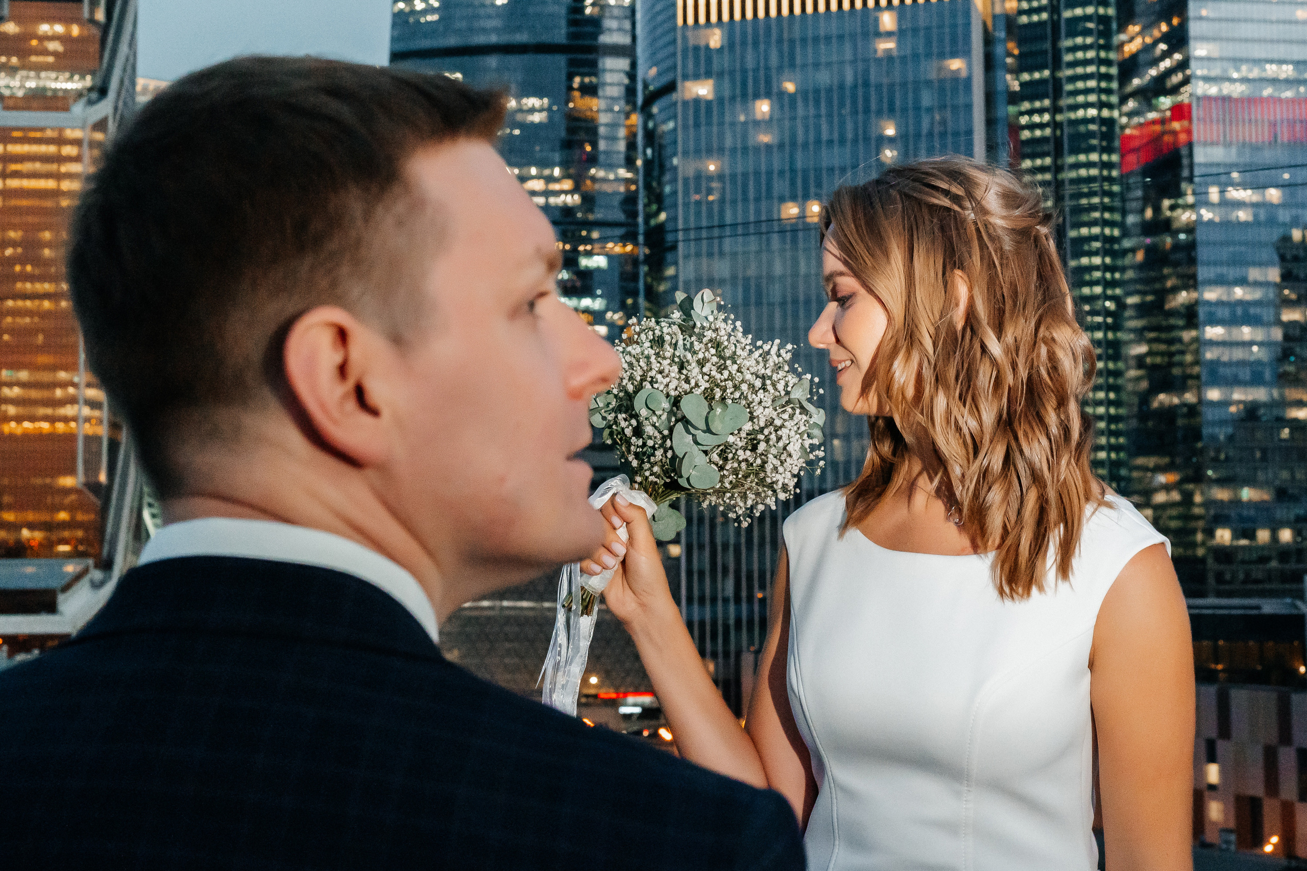 Свадебная фотосессия на крыше Москва-сити. Свадебный и репортажный фотограф-видеограф Москва и Московская область