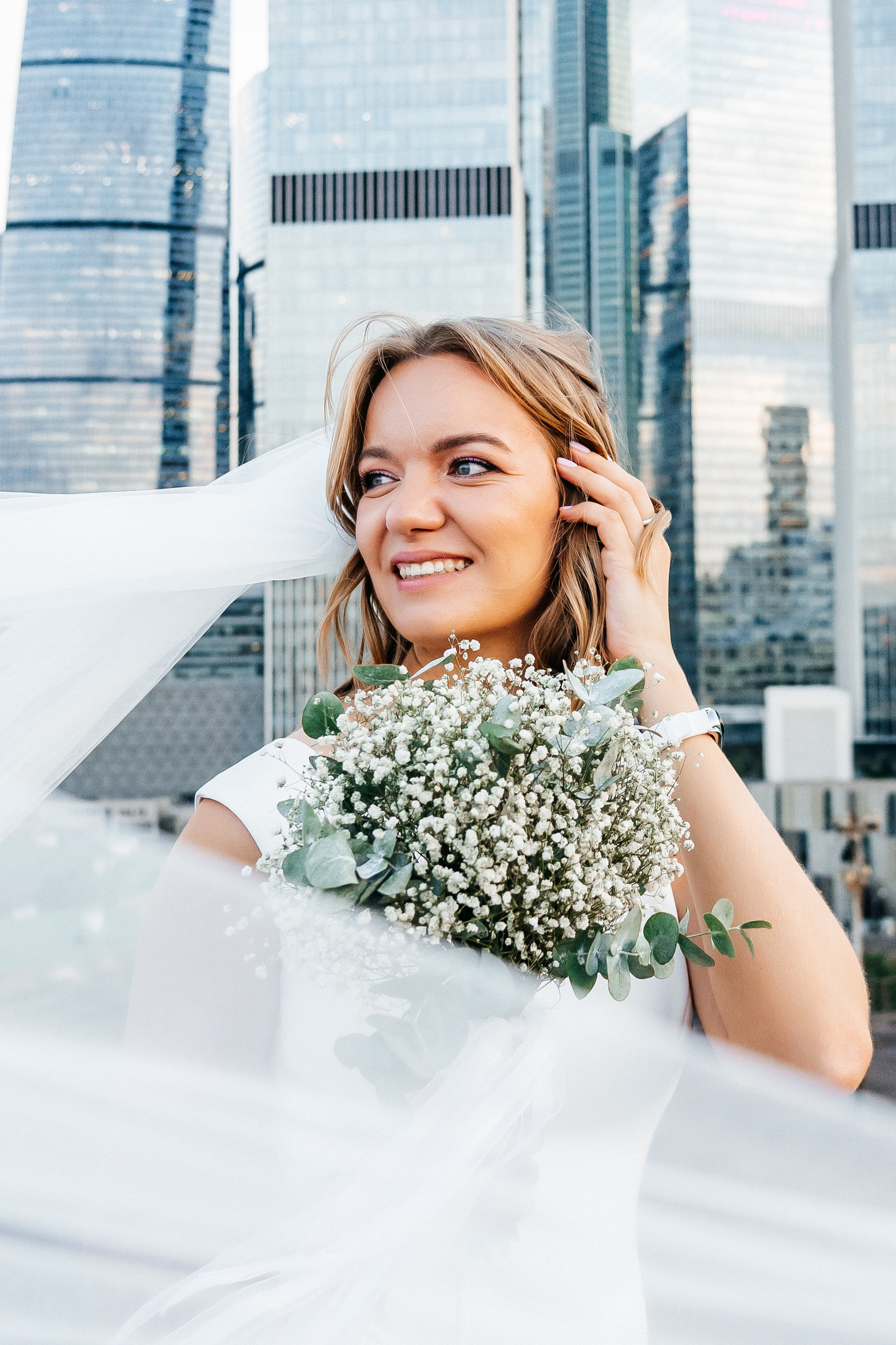 Свадебная фотосессия на крыше Москва-сити. Свадебный и репортажный фотограф-видеограф Москва и Московская область