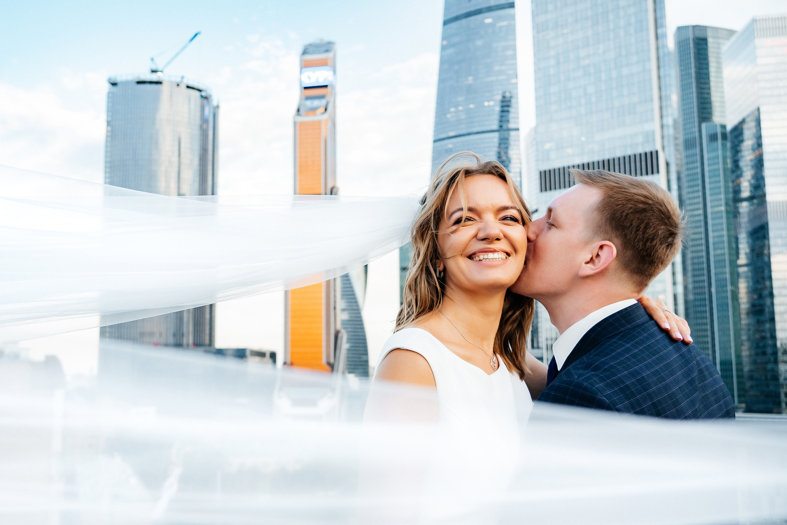 Свадебная фотосессия на крыше Москва-сити. Свадебный и репортажный фотограф-видеограф Москва и Московская область