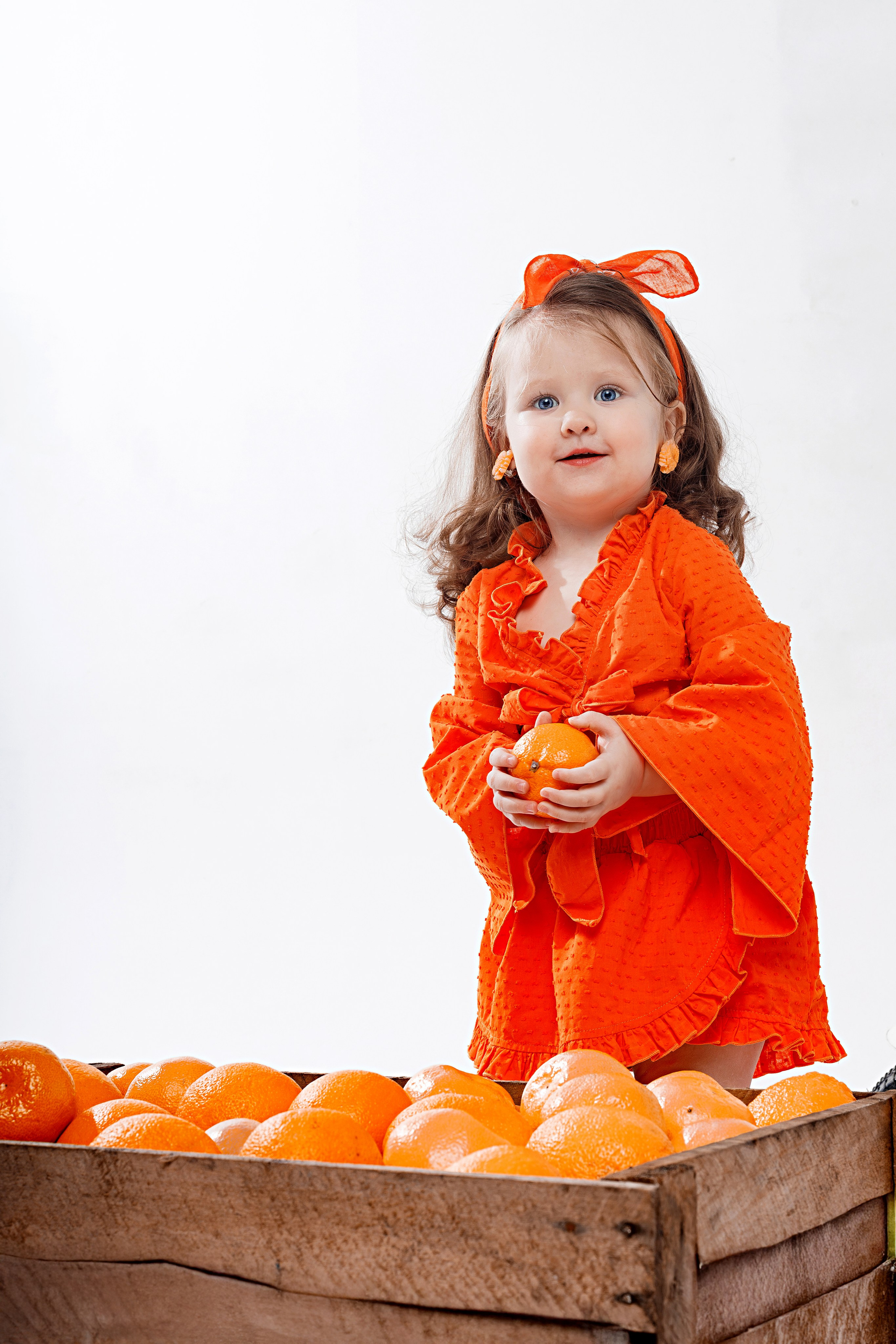 Детская фотосессия с мандаринами в студии в Сочи. Детский студийный фотограф Сочи