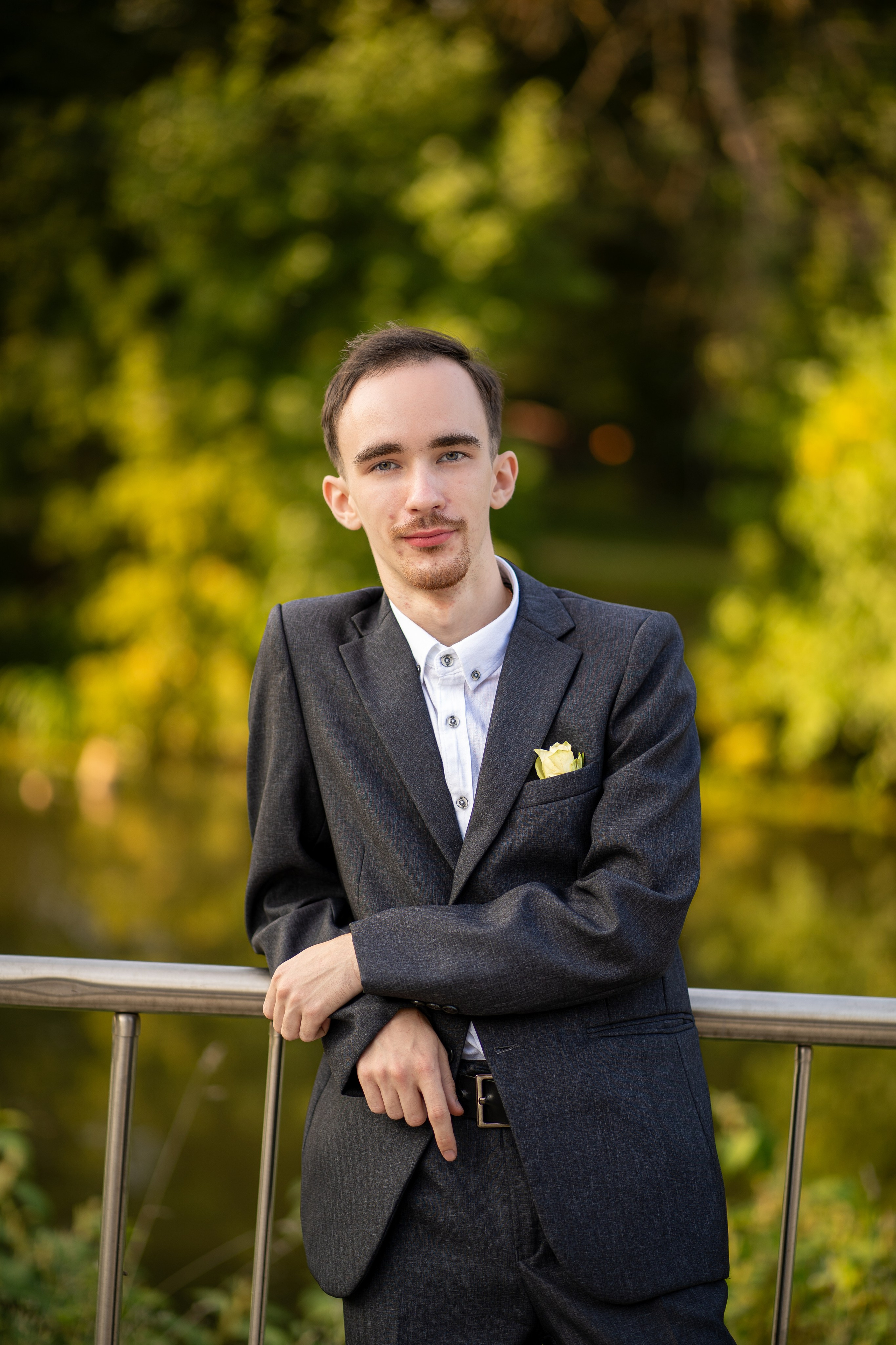 Жених на мосту у реки