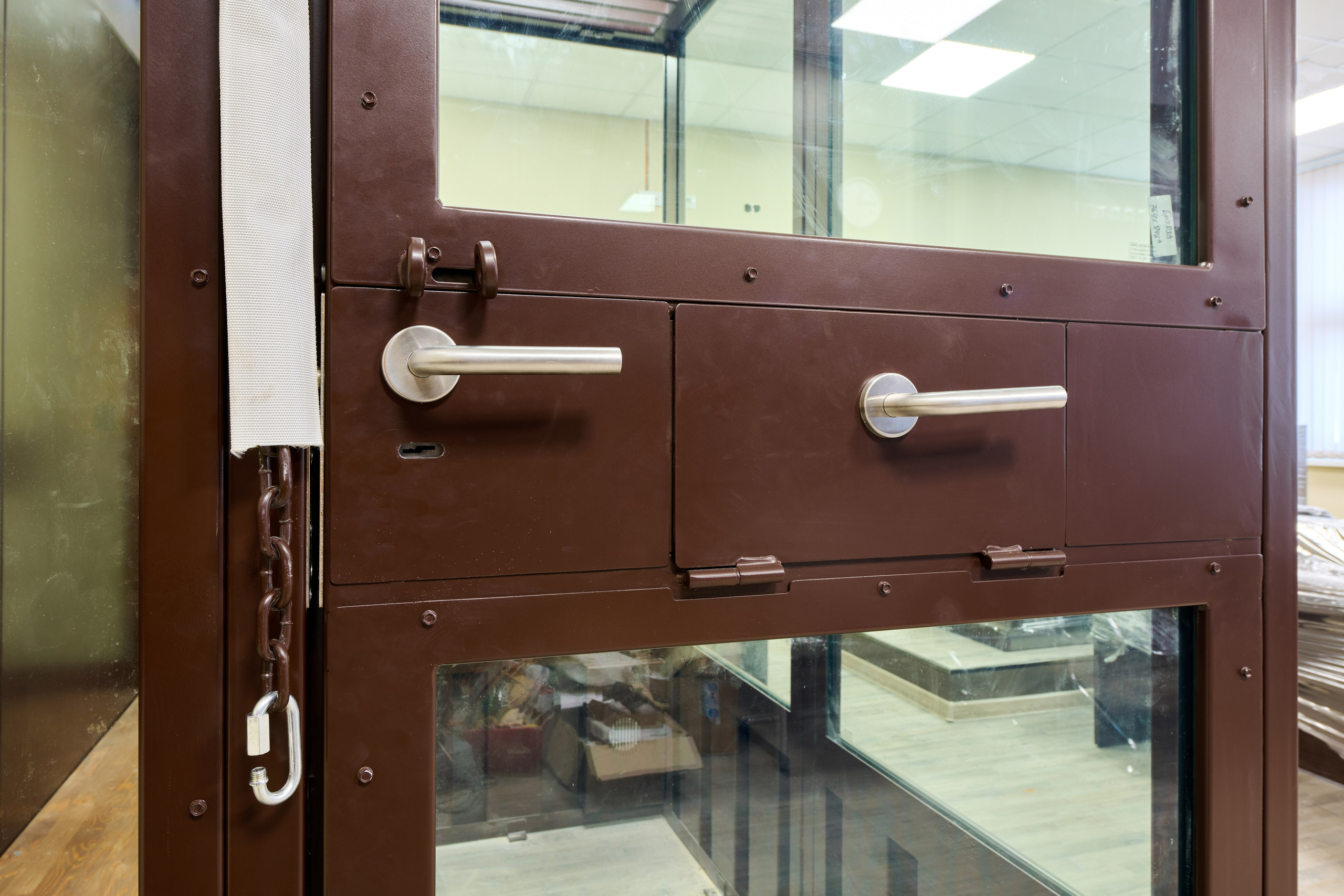 Многоточечный замок на двери, крупный план механизма