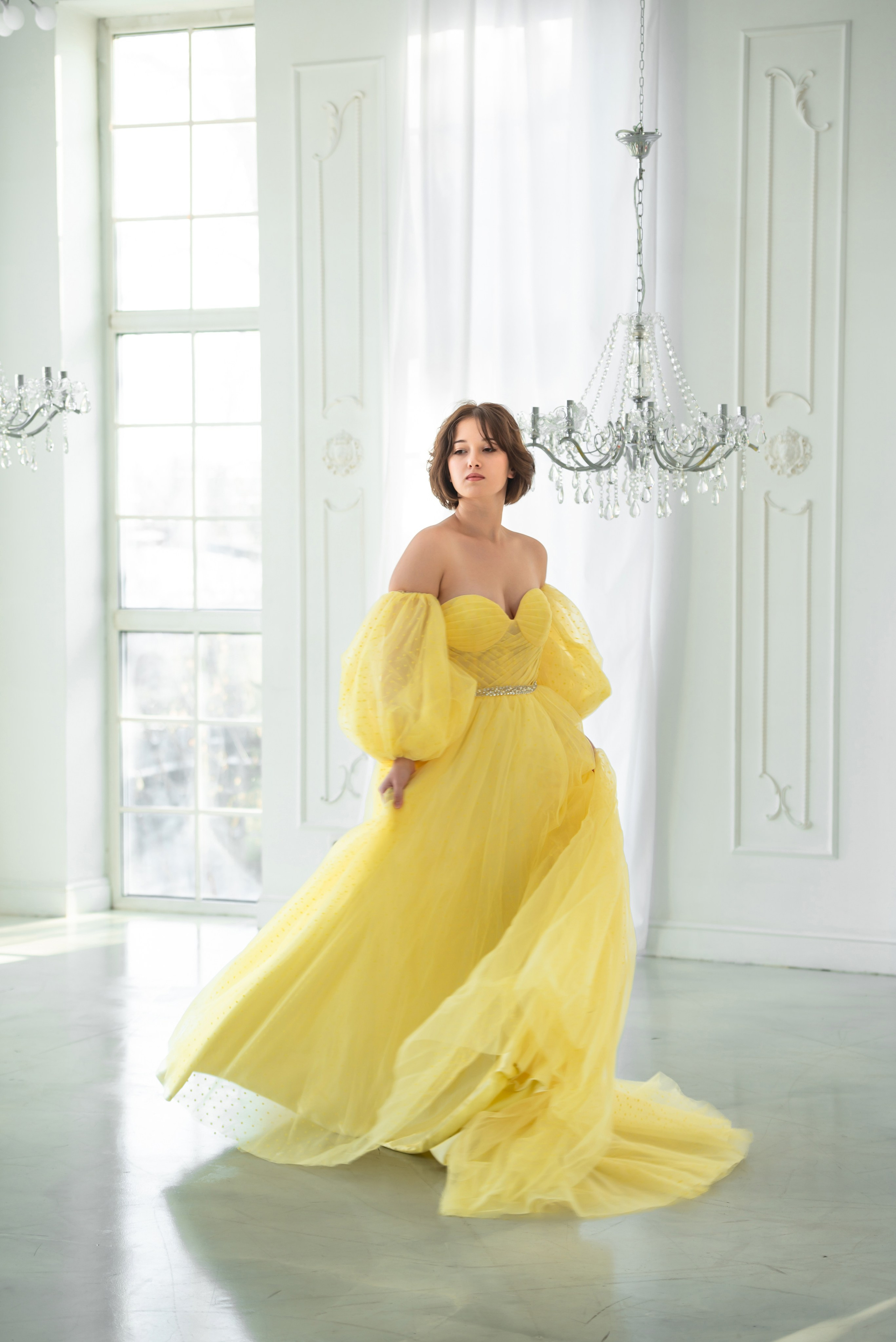 Пышное желтое фатиновое платье со шлейфом напрокат на Байкал. Туры на Байкал с фотографом под ключ. Фотосессии на Ольхоне