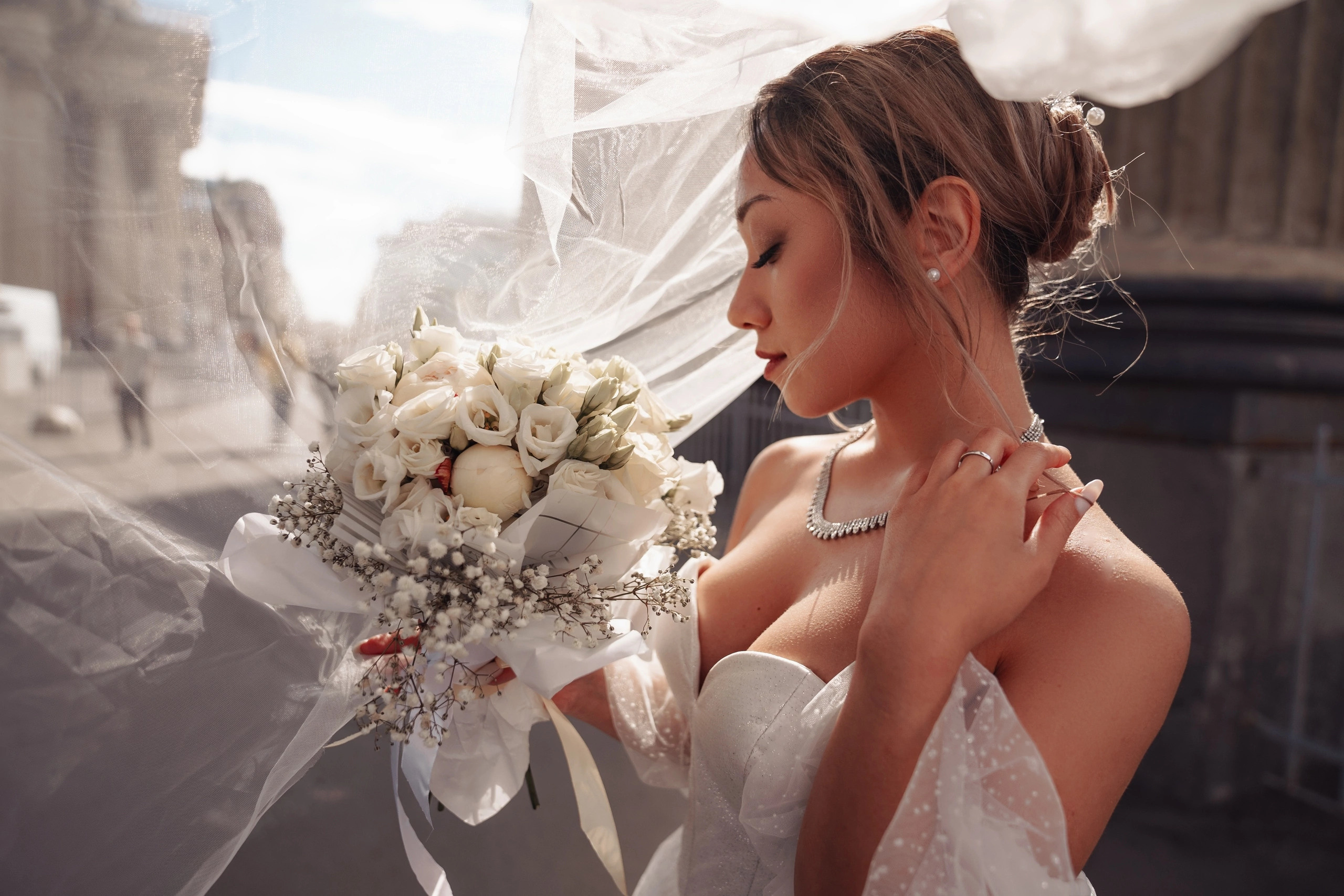 Портрет невесты со свадебным букетом у Казанского собора крупным планом. Портрет невесты под фатой