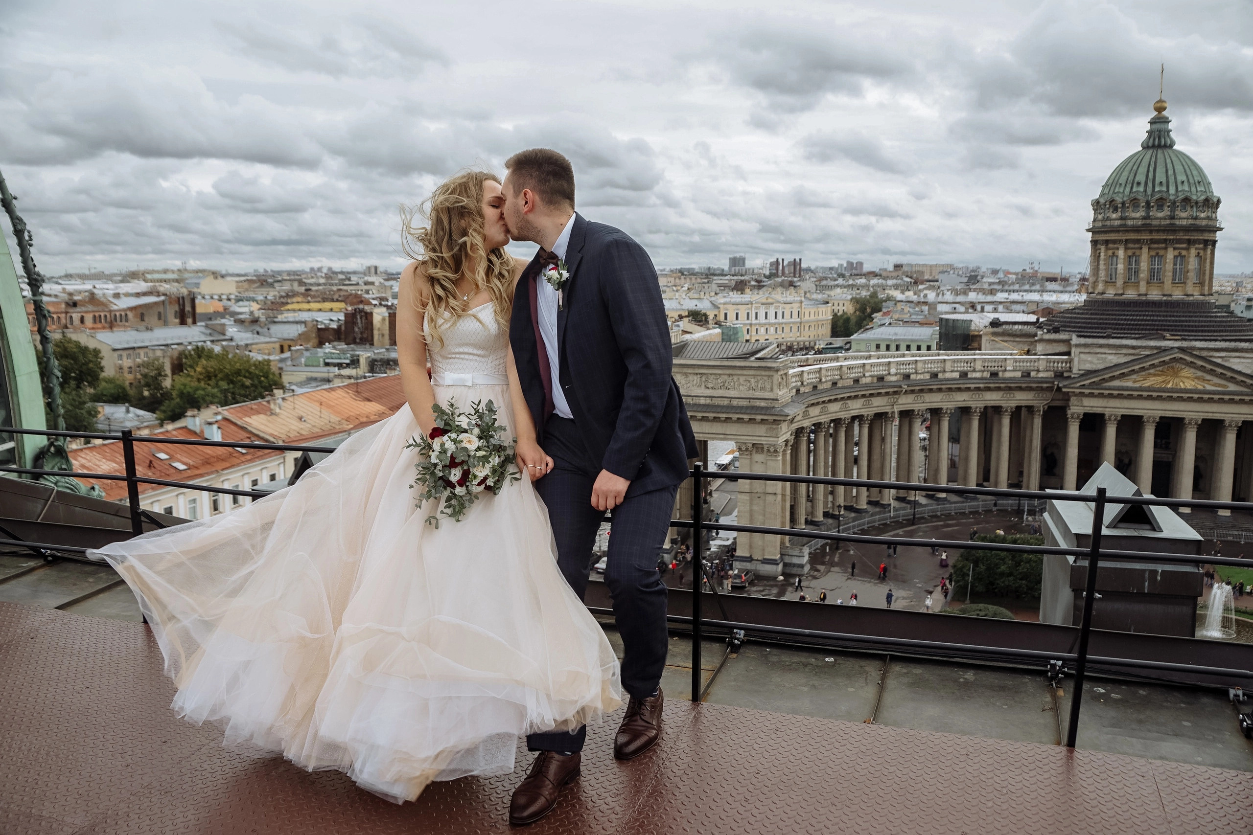 Фото с видом на Казанский собор. Свадебное фото молодых на крыше дома Зингера. 