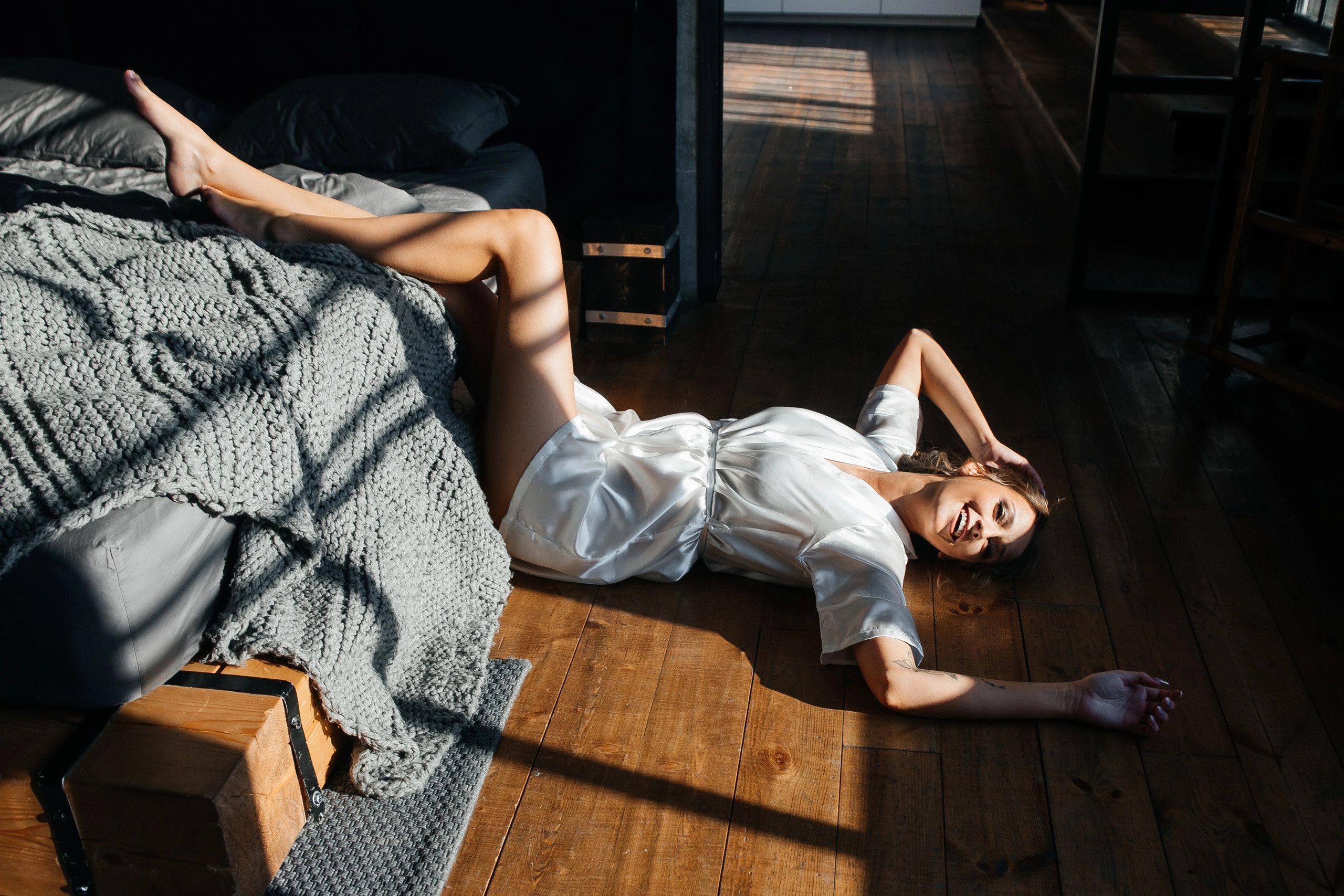 Сборы невесты в студии. Портрет невесты в халатике, фото невесты в пеньюаре