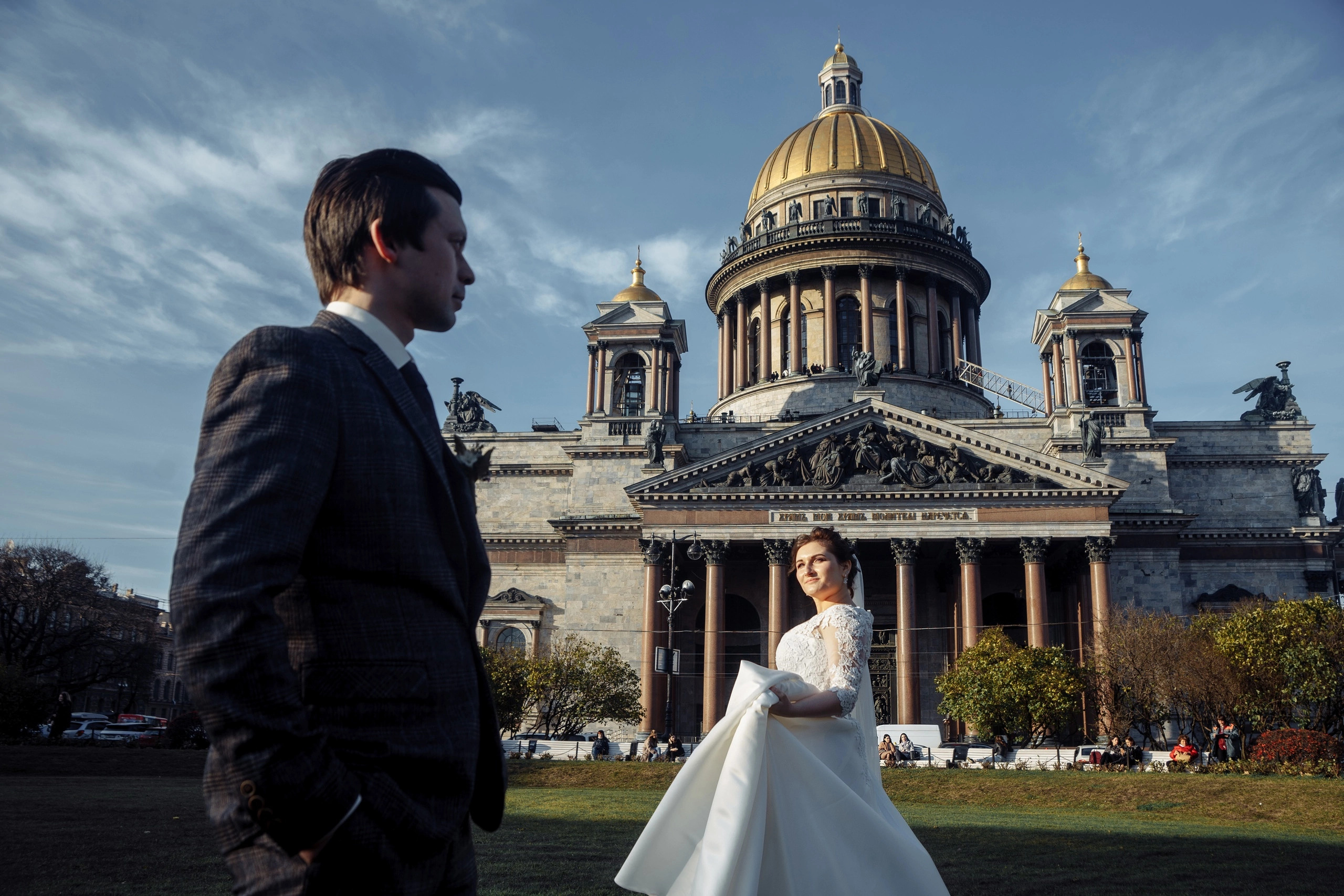 Свадебная фотосессия у Исаакиевского собора. Жених и невеста у Исаакия.