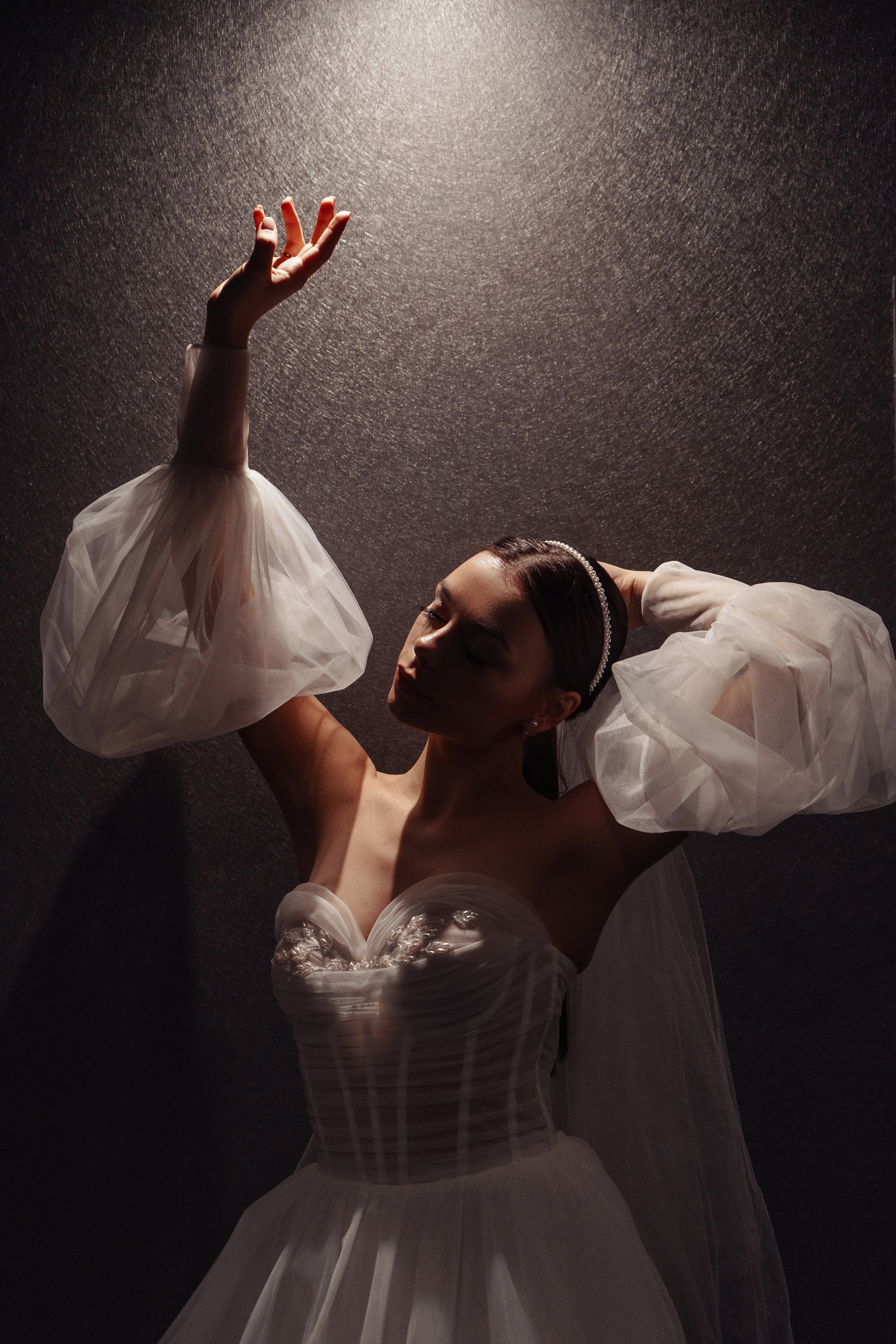 Портрет невесты под фонарем в холе отеля