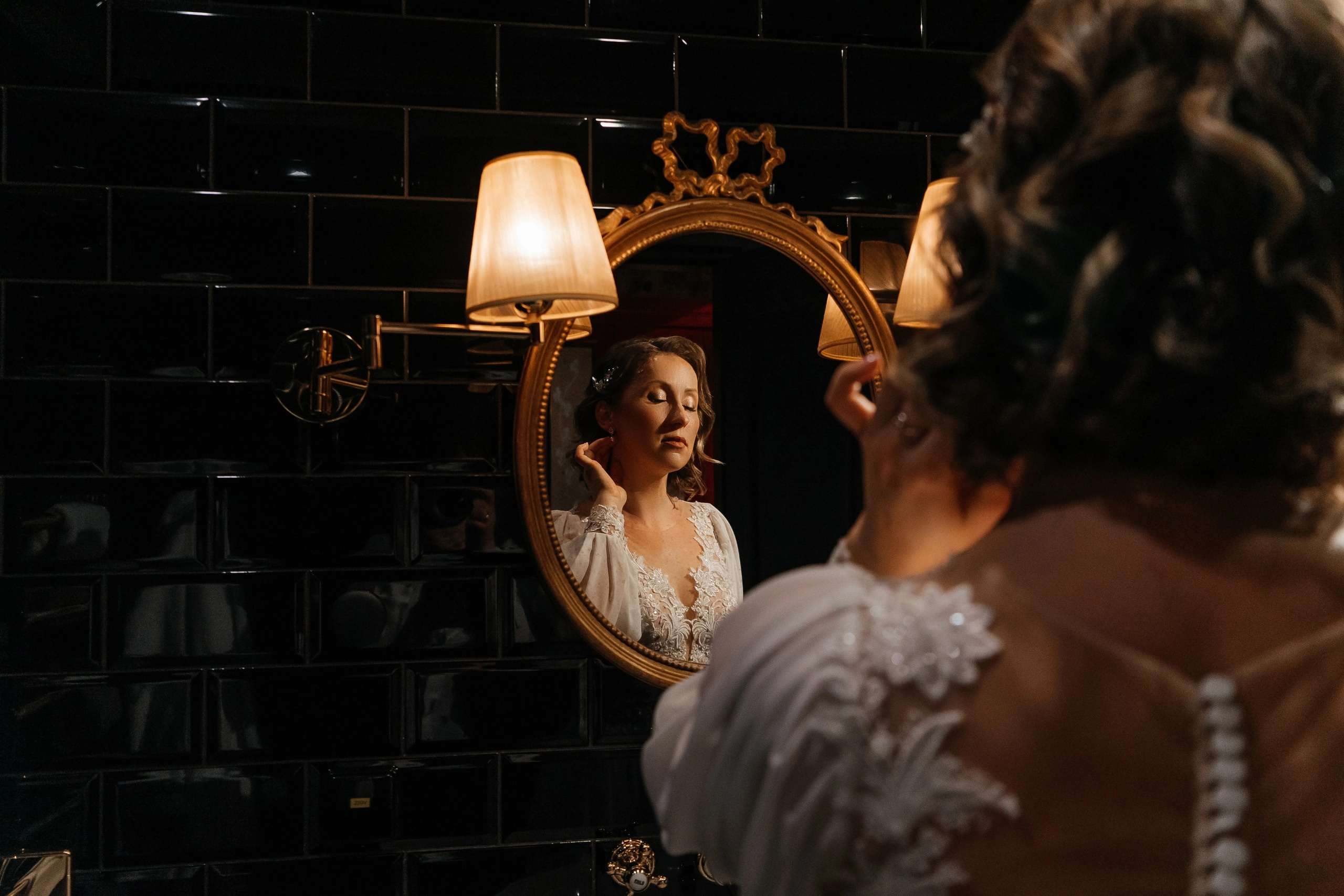 Сборы невесты в СПБ. Невеста смотрит на себя в зеркало
