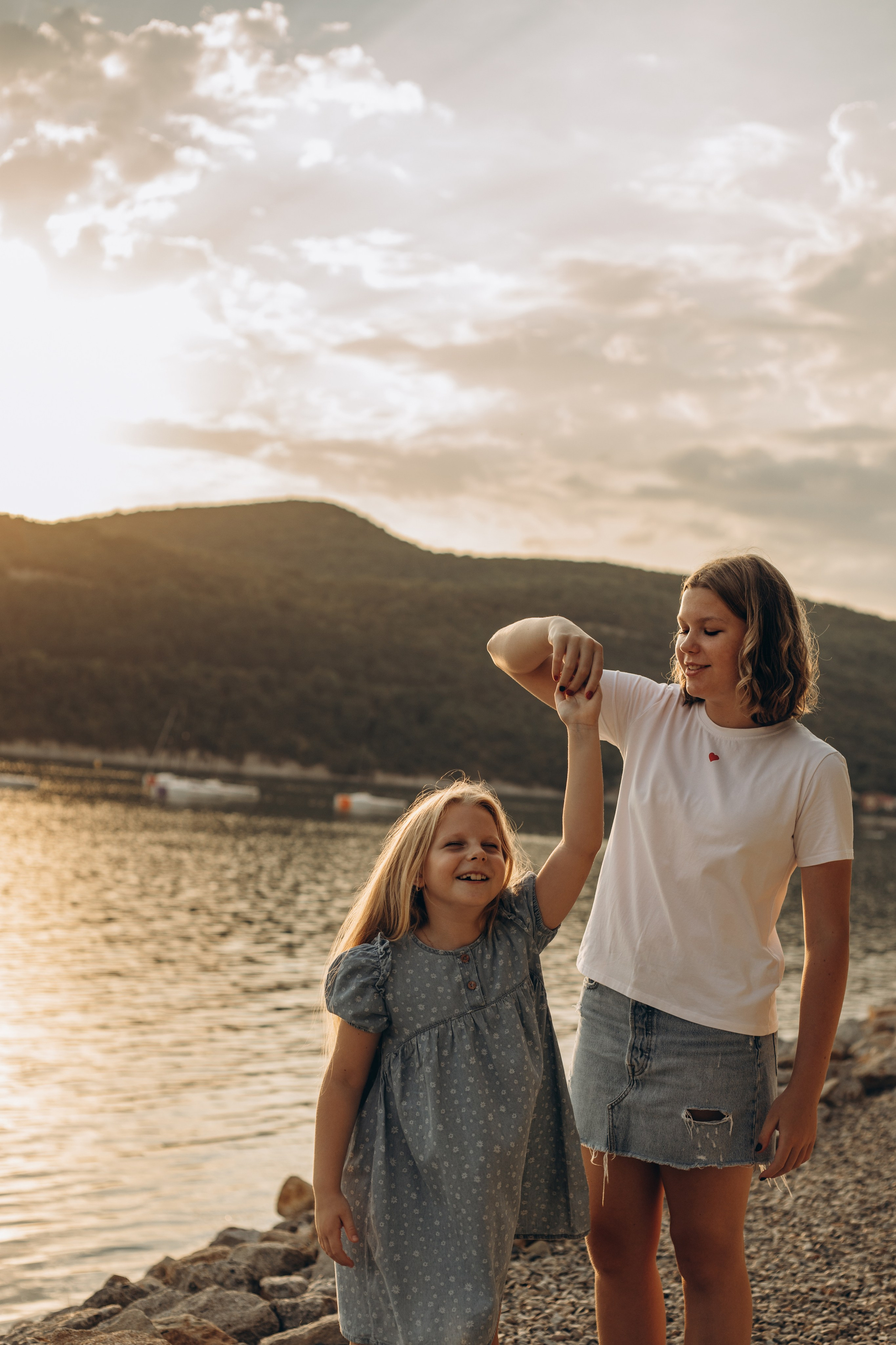 Антон, Тамара, Алиса и Ева — летний вечер у озера. Семейный фотограф Новороссийск, Анапа, Геленджик — Юлия Давыдова