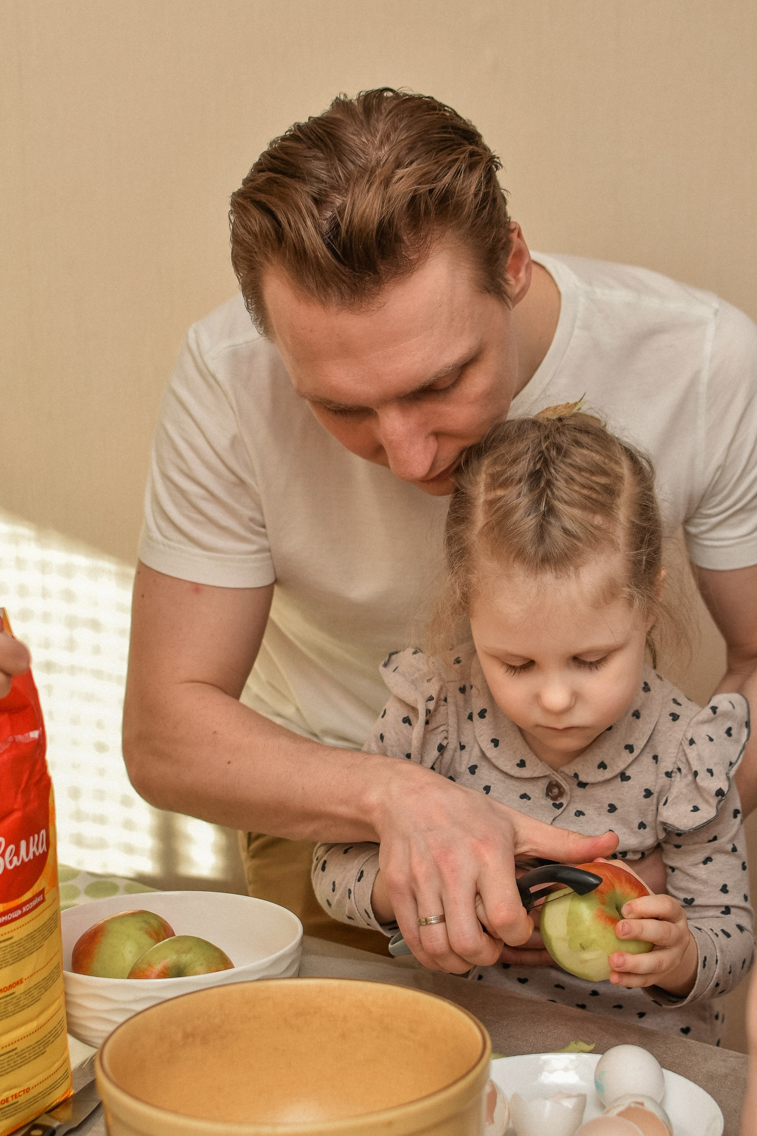 Шарлотка по-семейному: рецепты, улыбки и любовь. Фотограф Мария Бесштанькина