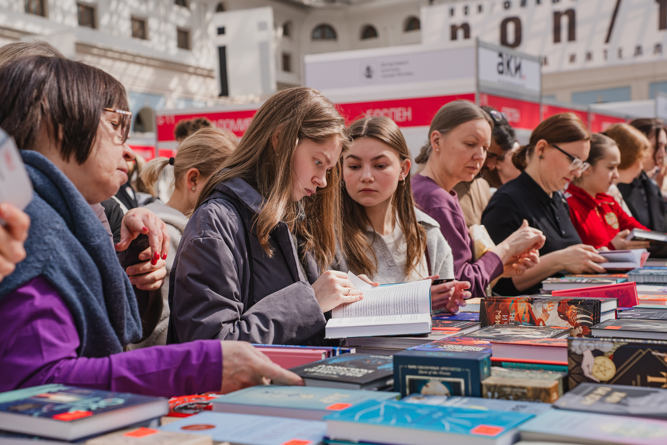 МИФ Non/fictio№ 2025 стенды. Репортажный фотограф Анастасия Рубцова