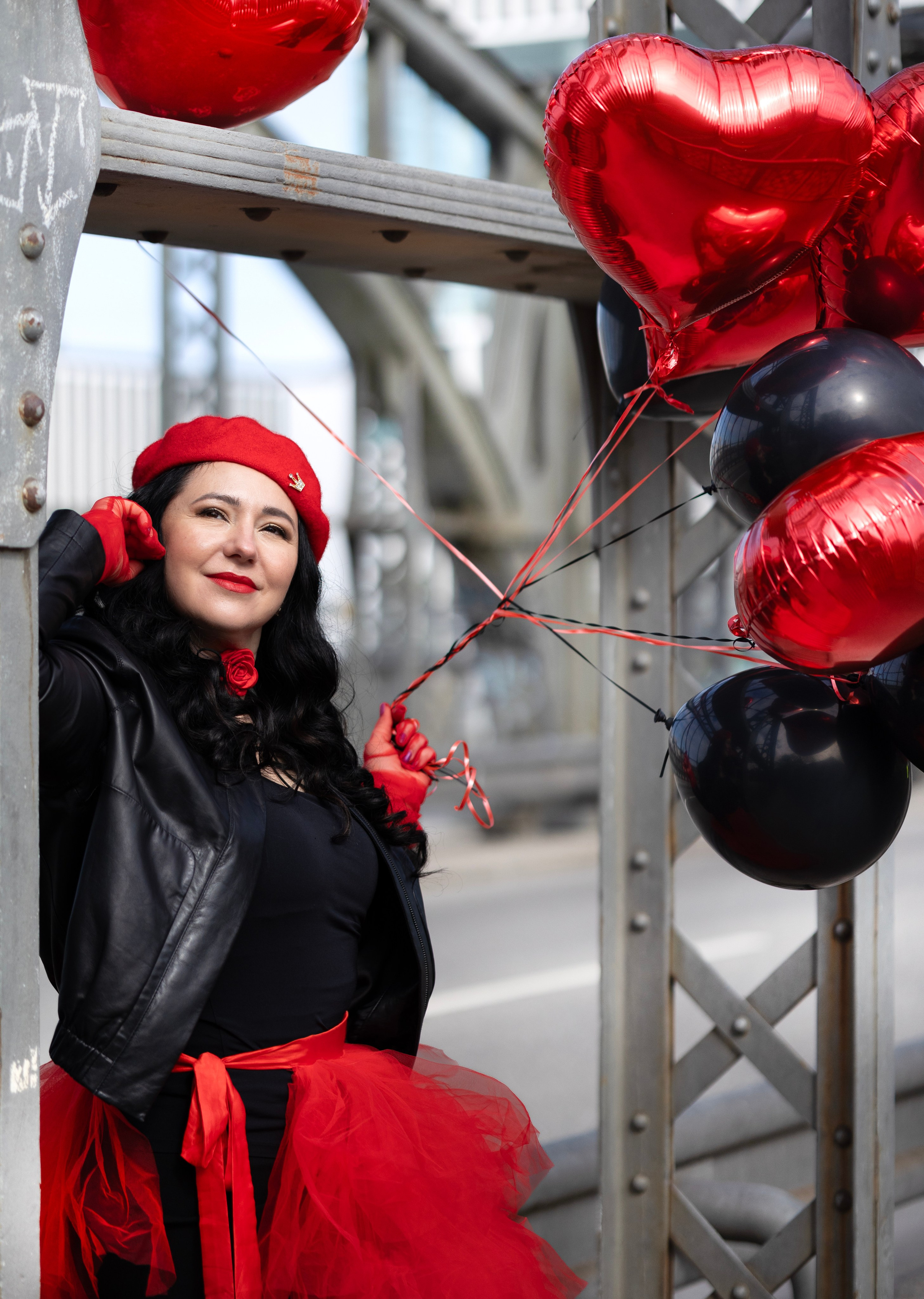 Balloons and red skirt. Photographer in Munich