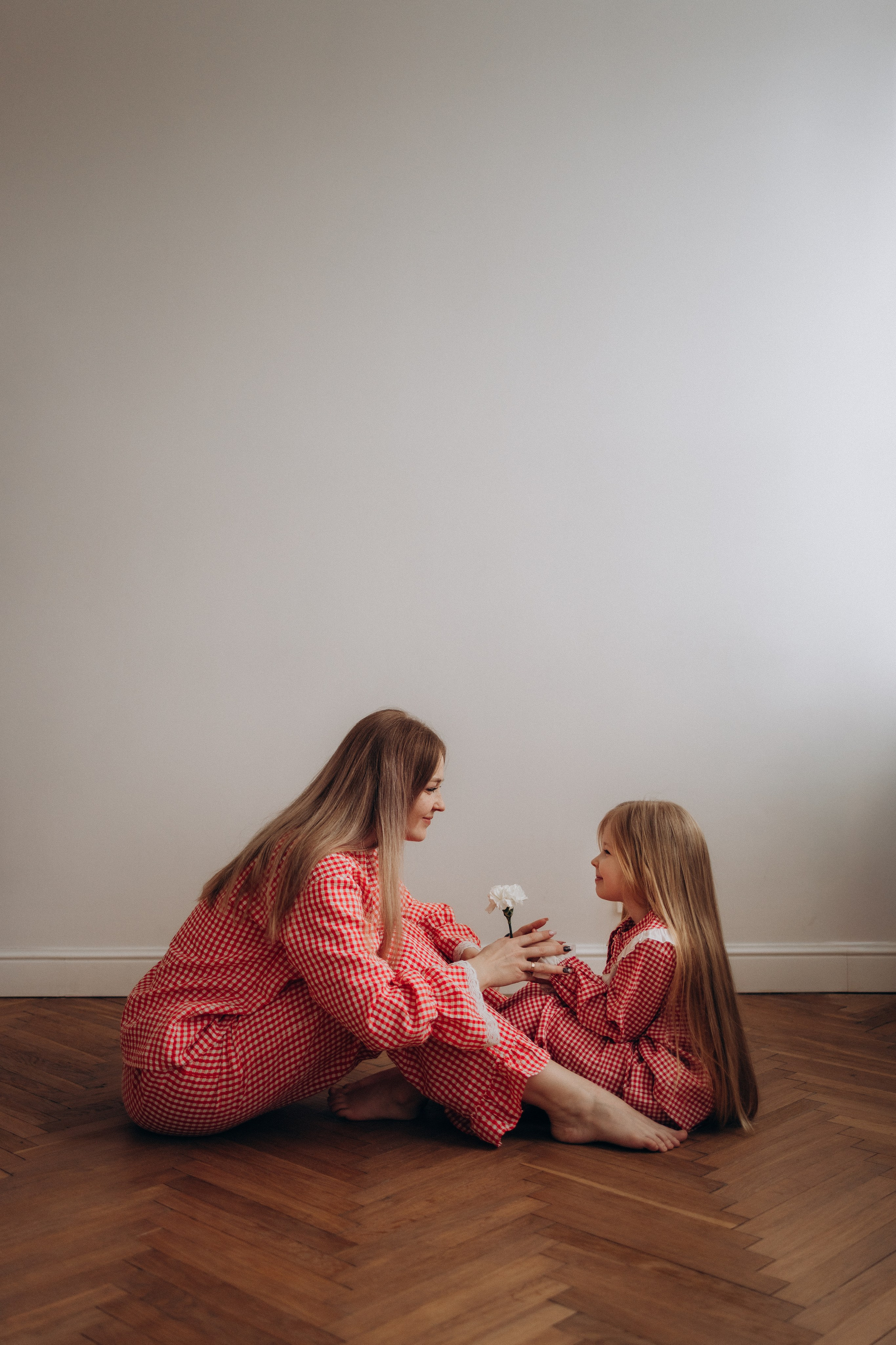 Та самая милая фотосессия мамы и доченьки в студии (февраль, 2026г), г. Обнинск (Калужская обл.). Надежда Стар семейный и церковный фотограф в Жукове и Калужской области