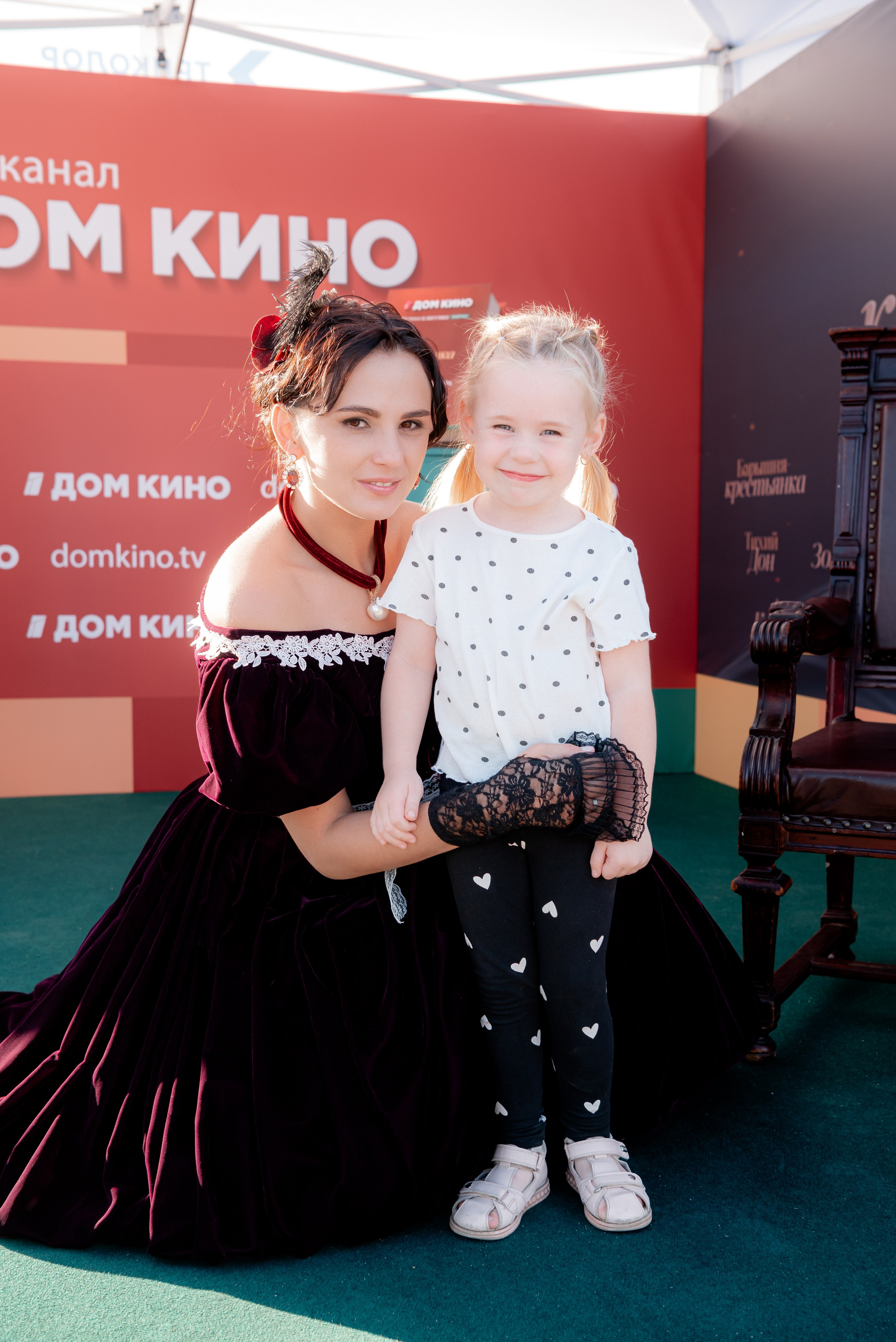 Портретные фото с артистами в палатке Триколор Дом Кинов на день города Волгоград. Фотограф в Волгограде и Волжском Александр Горбань