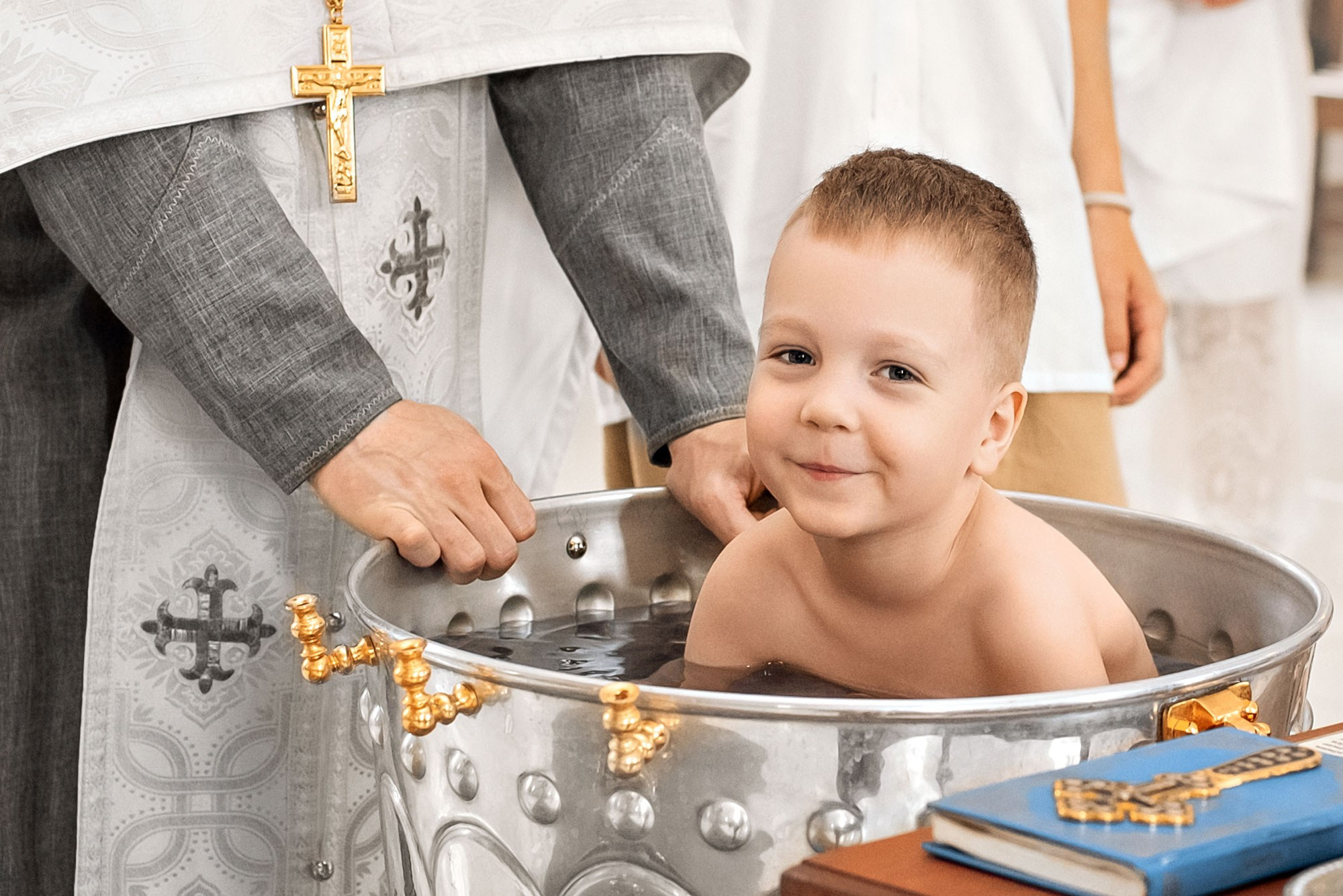 Фотографии момента погружения в купель (Таинство крещения). Moscow_CPC