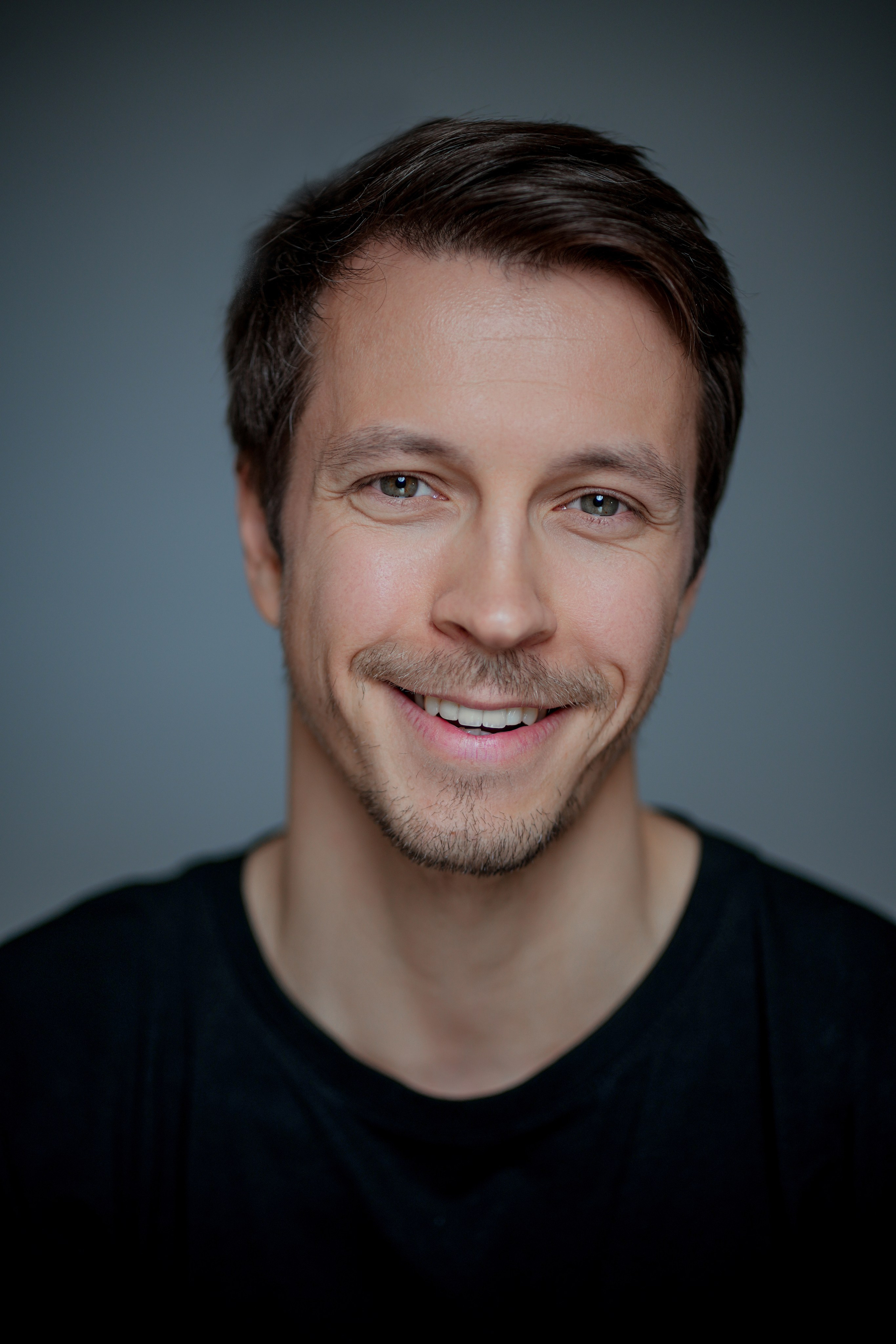 Актер Денис Васильев. Портретная съемка в Москве, студийный фотограф Игорь Фомин