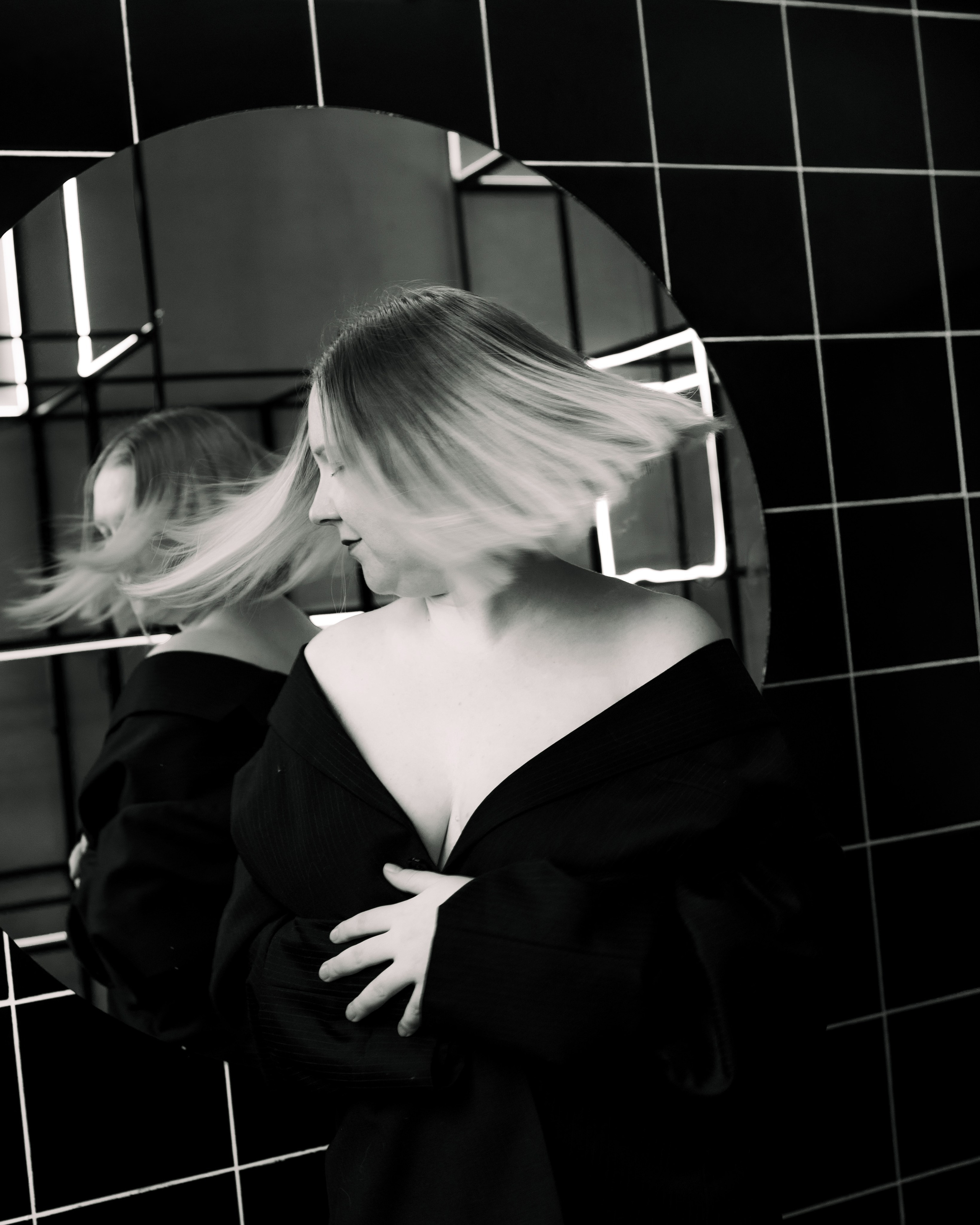 полная девушка красивое фото перед зеркалом