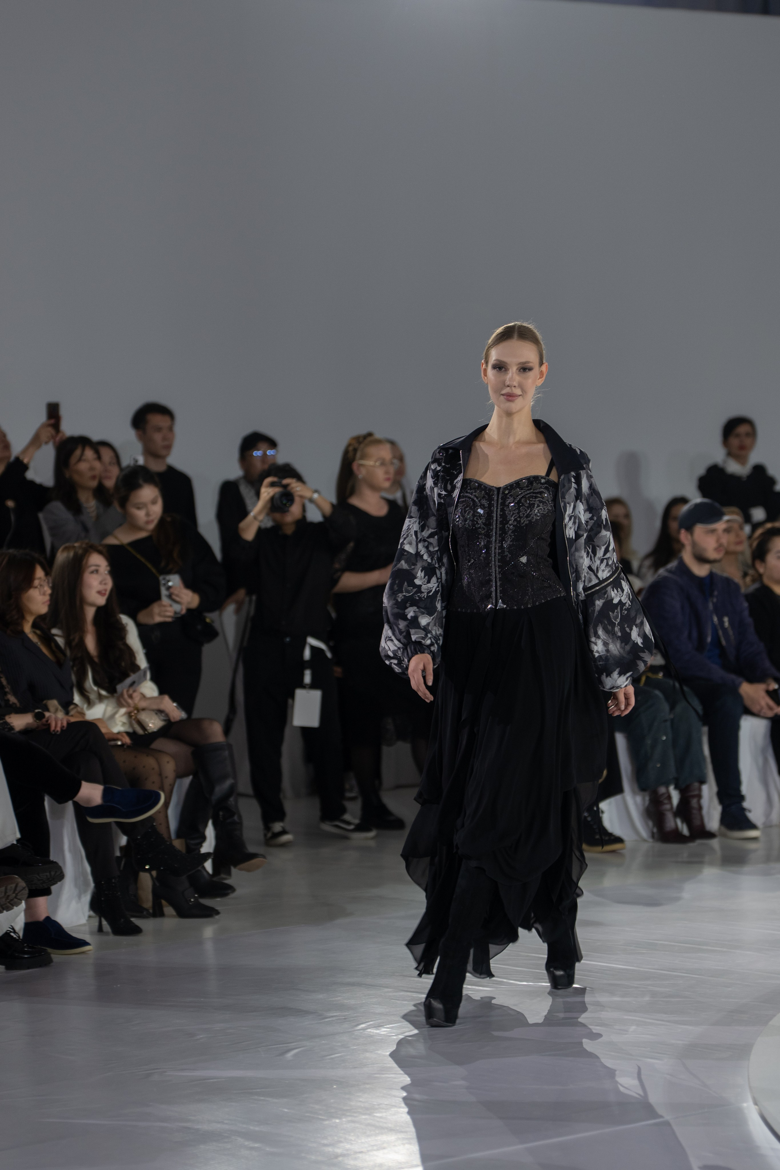 Дизайнер Yerlan Zholdas bek. Сайт Алматинского НЮ АРТ, будуар и фэшн фотографа Дениса Карпенко