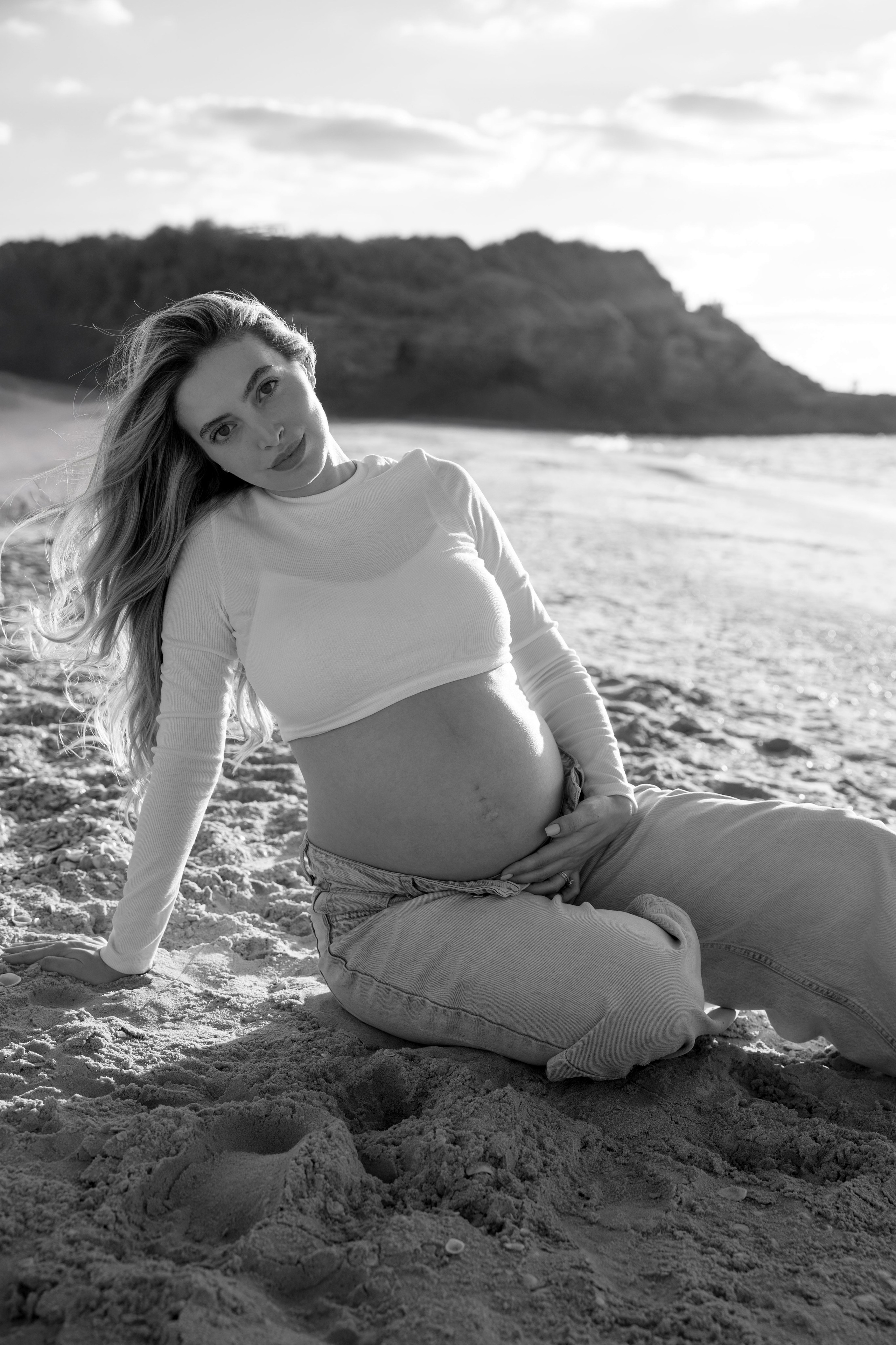 Pregnancy photoshoot near the sea. Wedding and family photographer