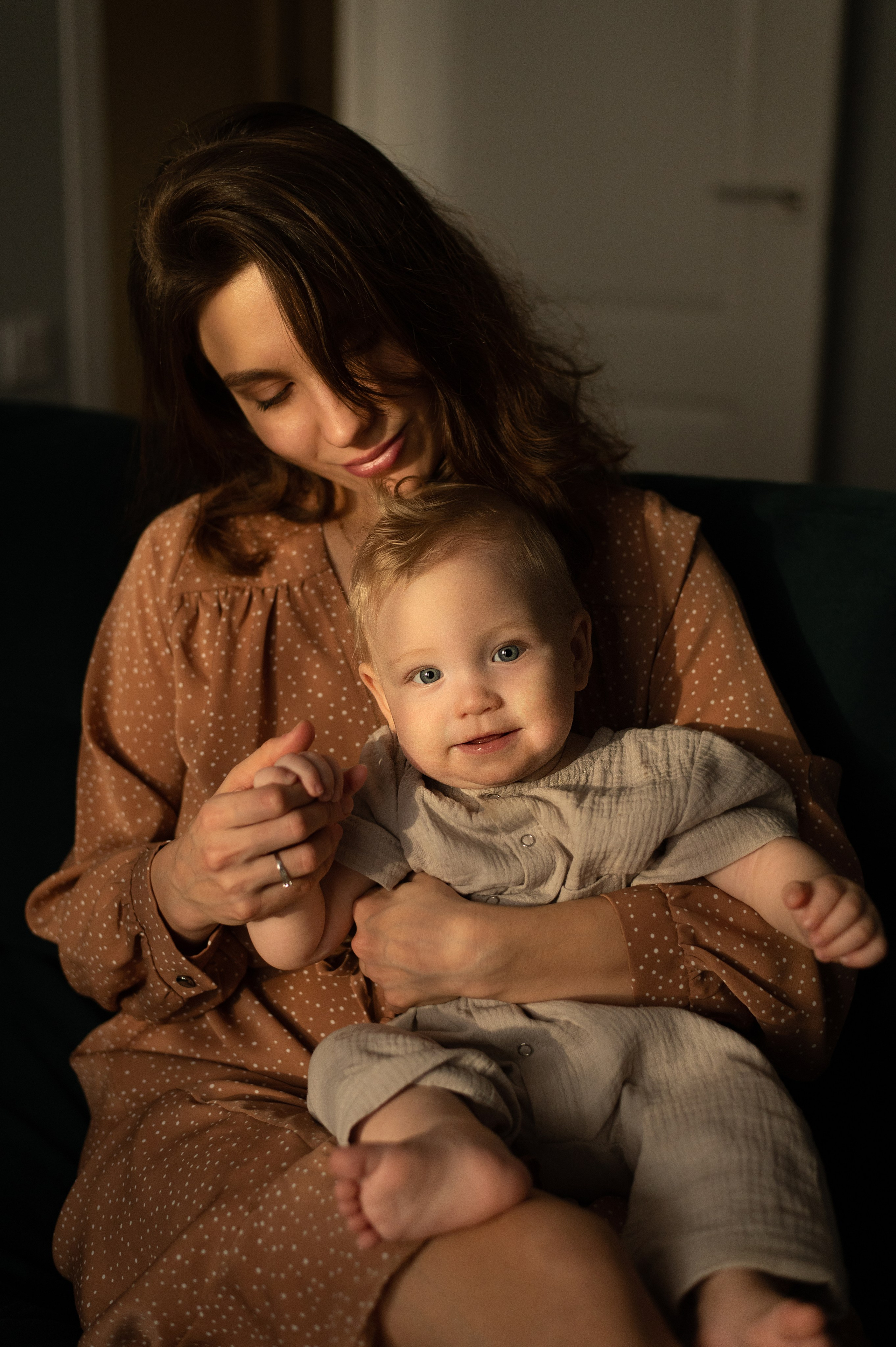 Съёмка семьи с новорожденным или малышом на ГВ. Семейный и детский фотограф в Москве Анна Оськина