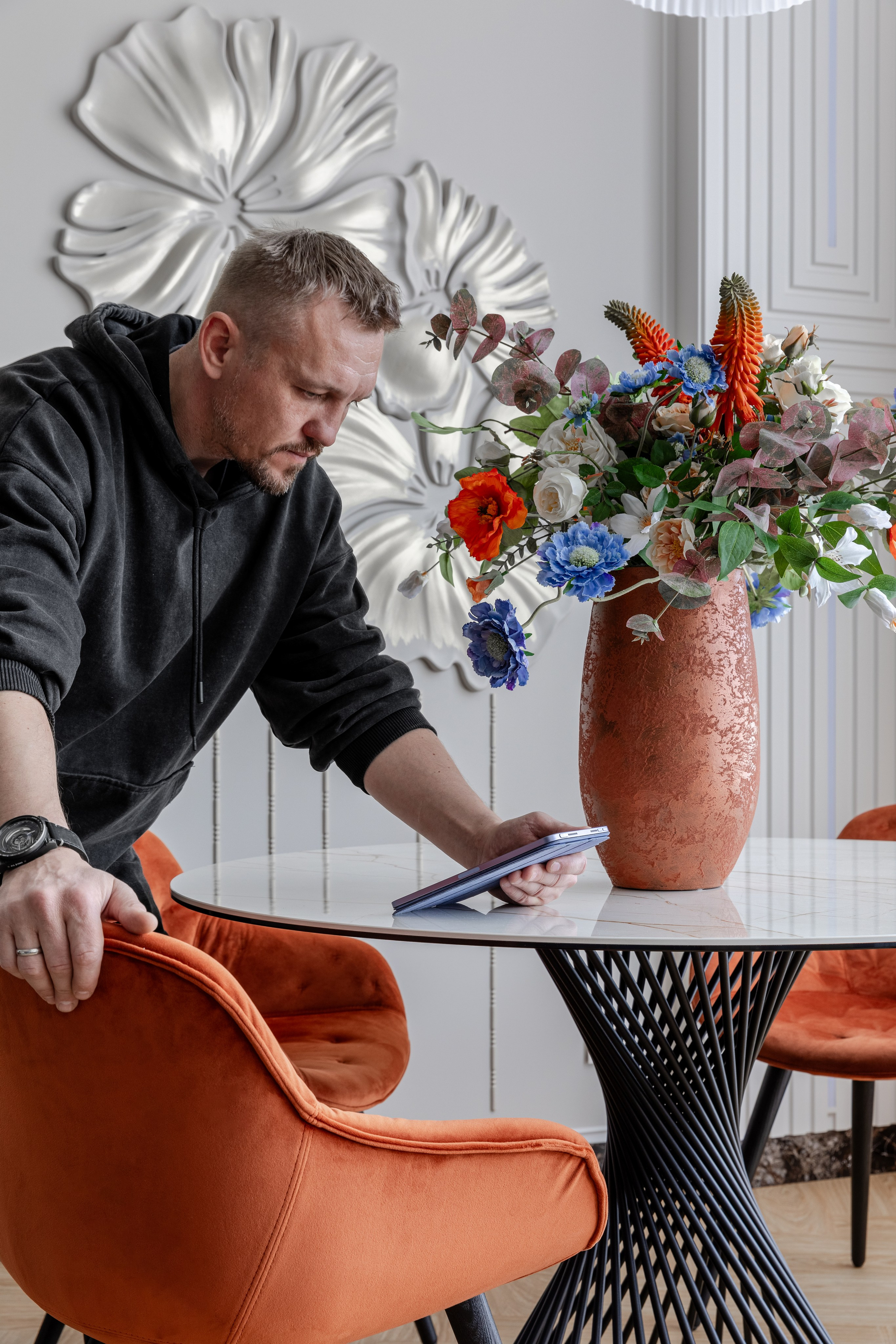 Владислав Нагин интерьерный фотограф в процессе работы