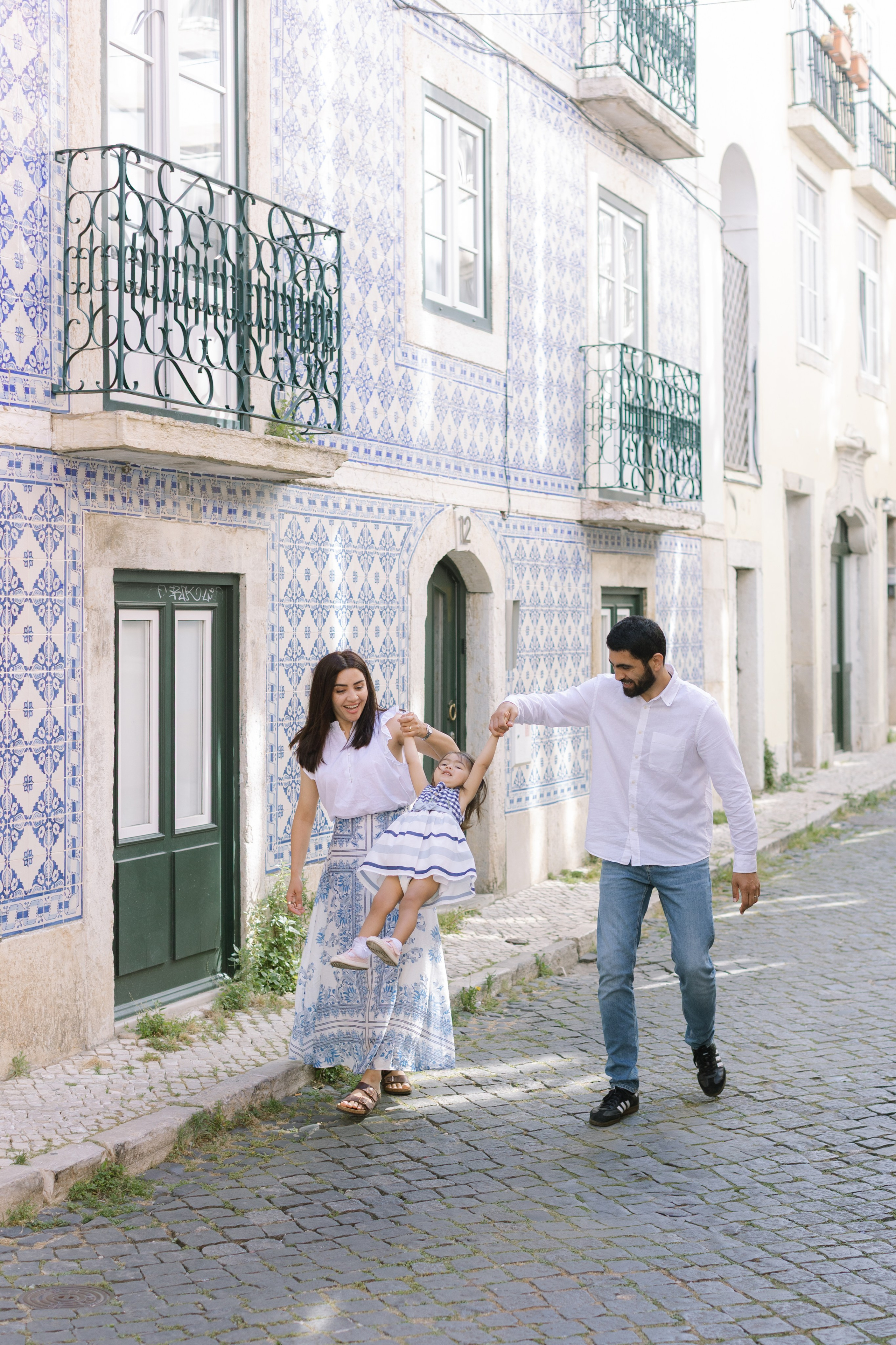 Family photo shoot on the streets of alfama. Свадебный и женский фотограф в Лиссабоне Яковлева Ольга