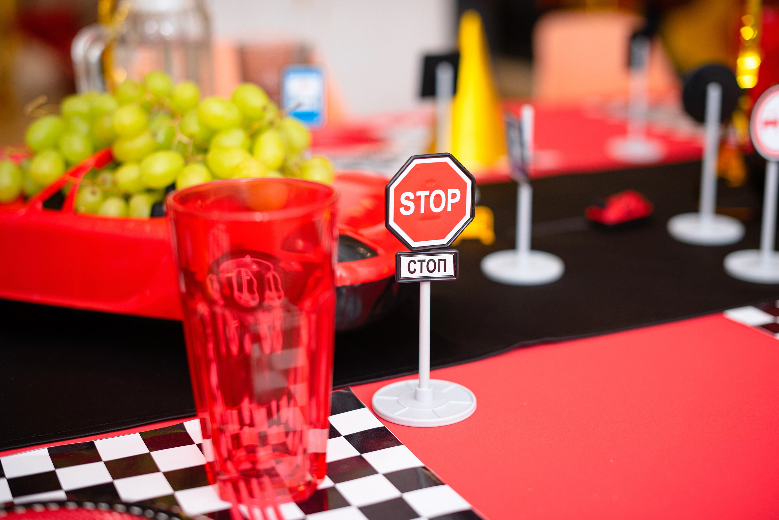 Профессиональный фотограф из Сургута/Нефтеюганска запечатлевает живое настроение и радость детско-подростковых праздничных мероприятий, включая дни рождения, выпускные вечера и семейные торжества.