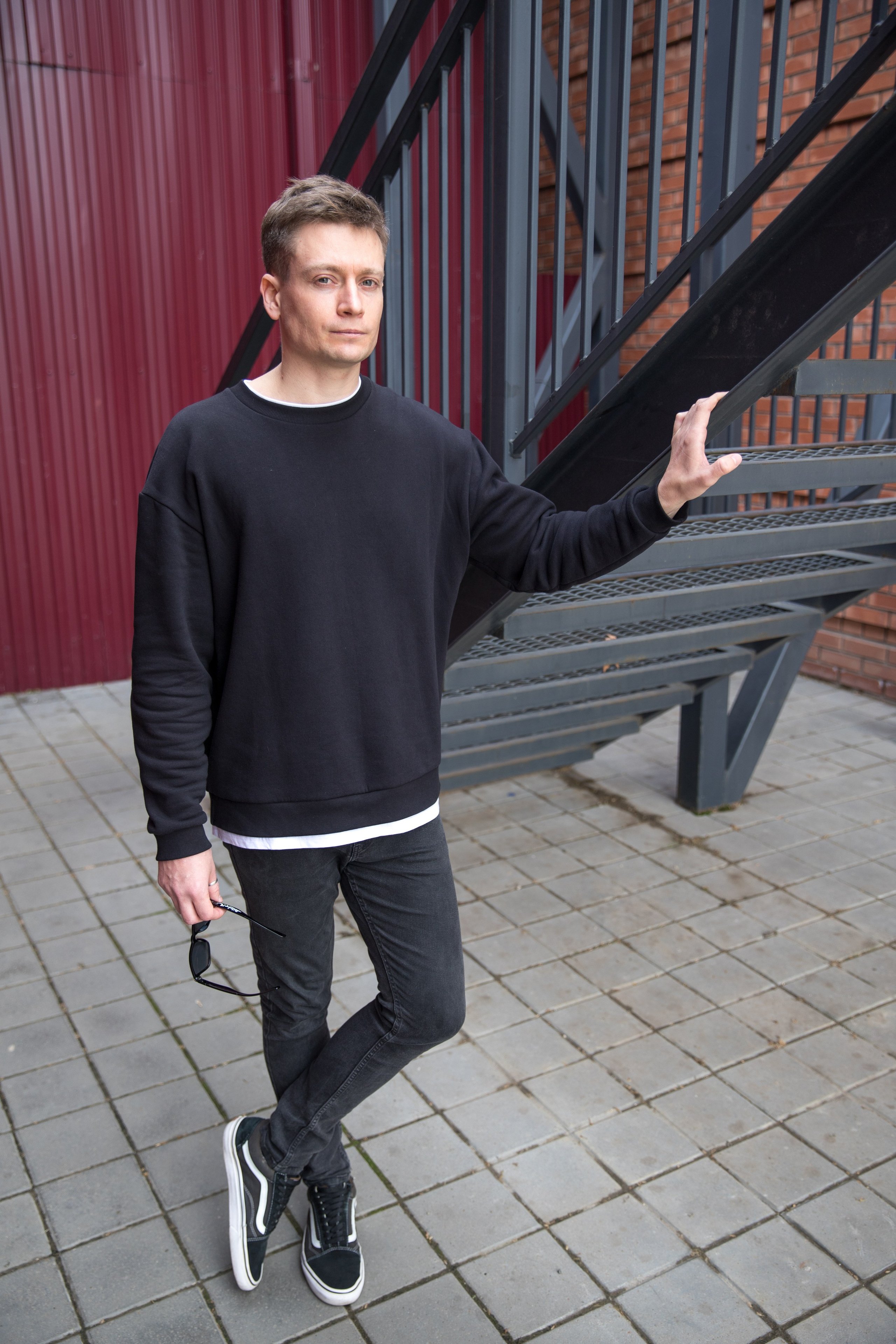 Красивое фото мужчины у лестницы