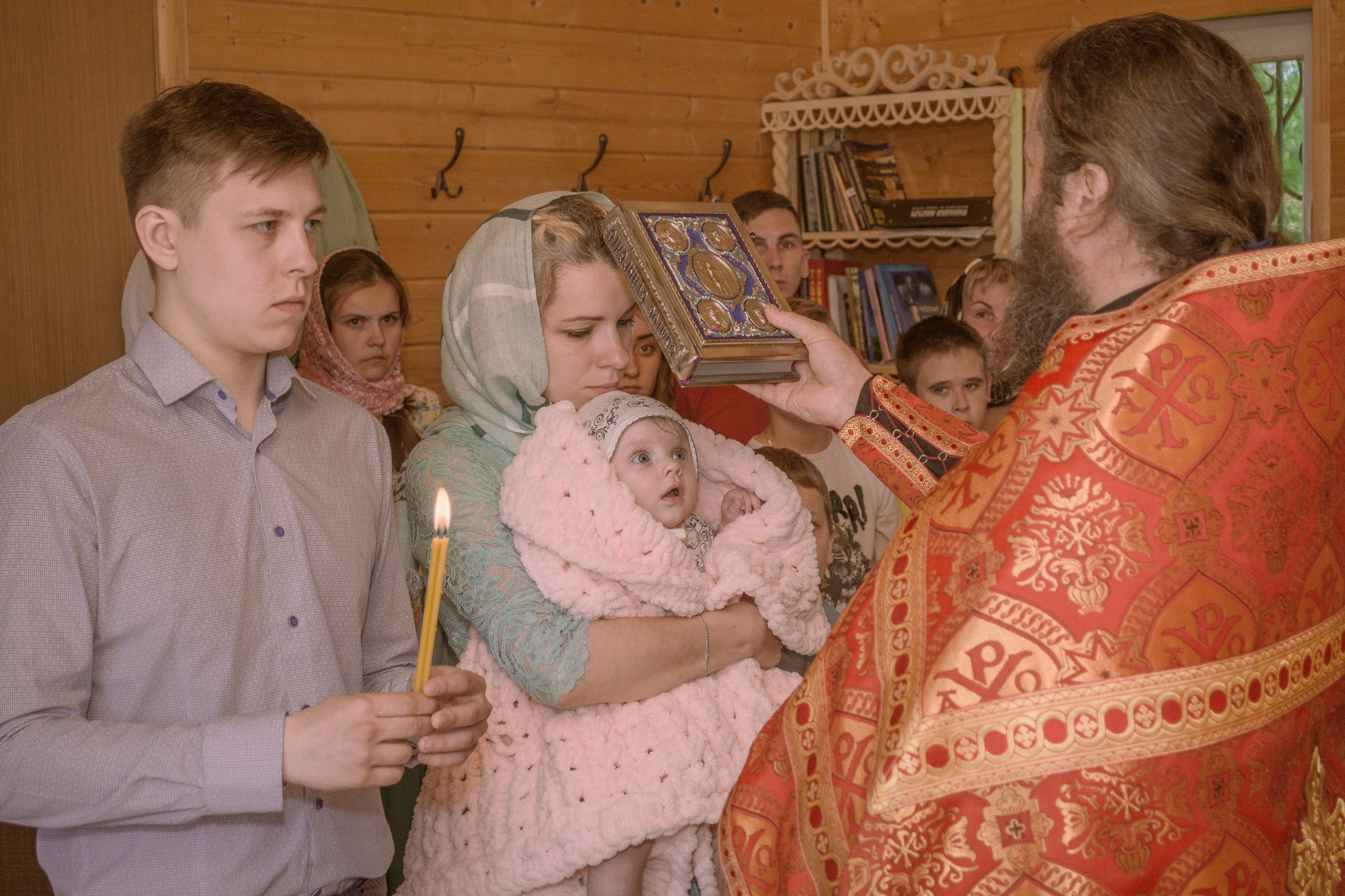 Крещение Василисы в храме Николая Чудотворца в д. Старый погост. Фотограф Евгений Егоров
