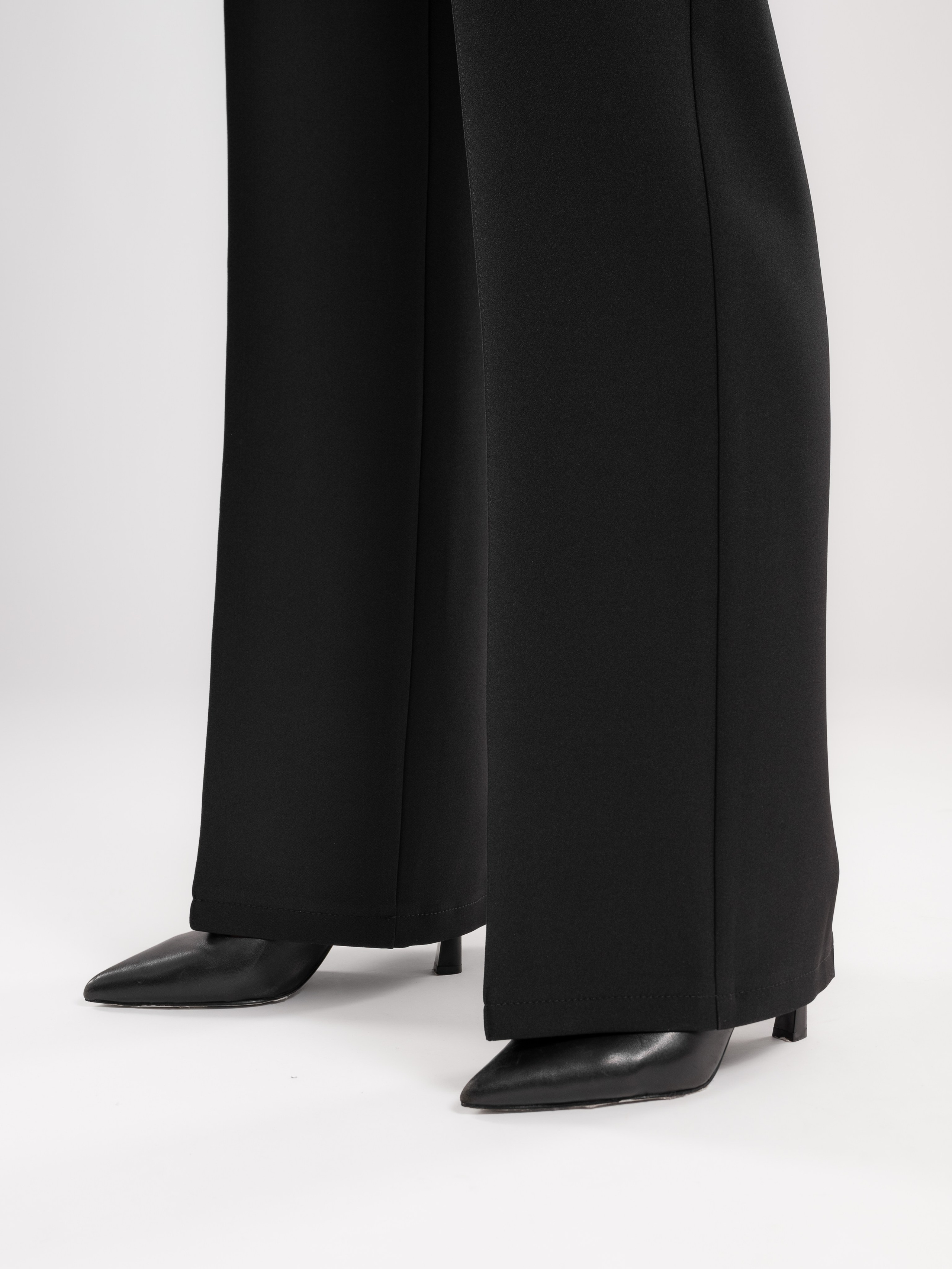 Классические брюки+серый фон. Предметный фотограф, фото для маркетплейсов Пятигорск, КМВ