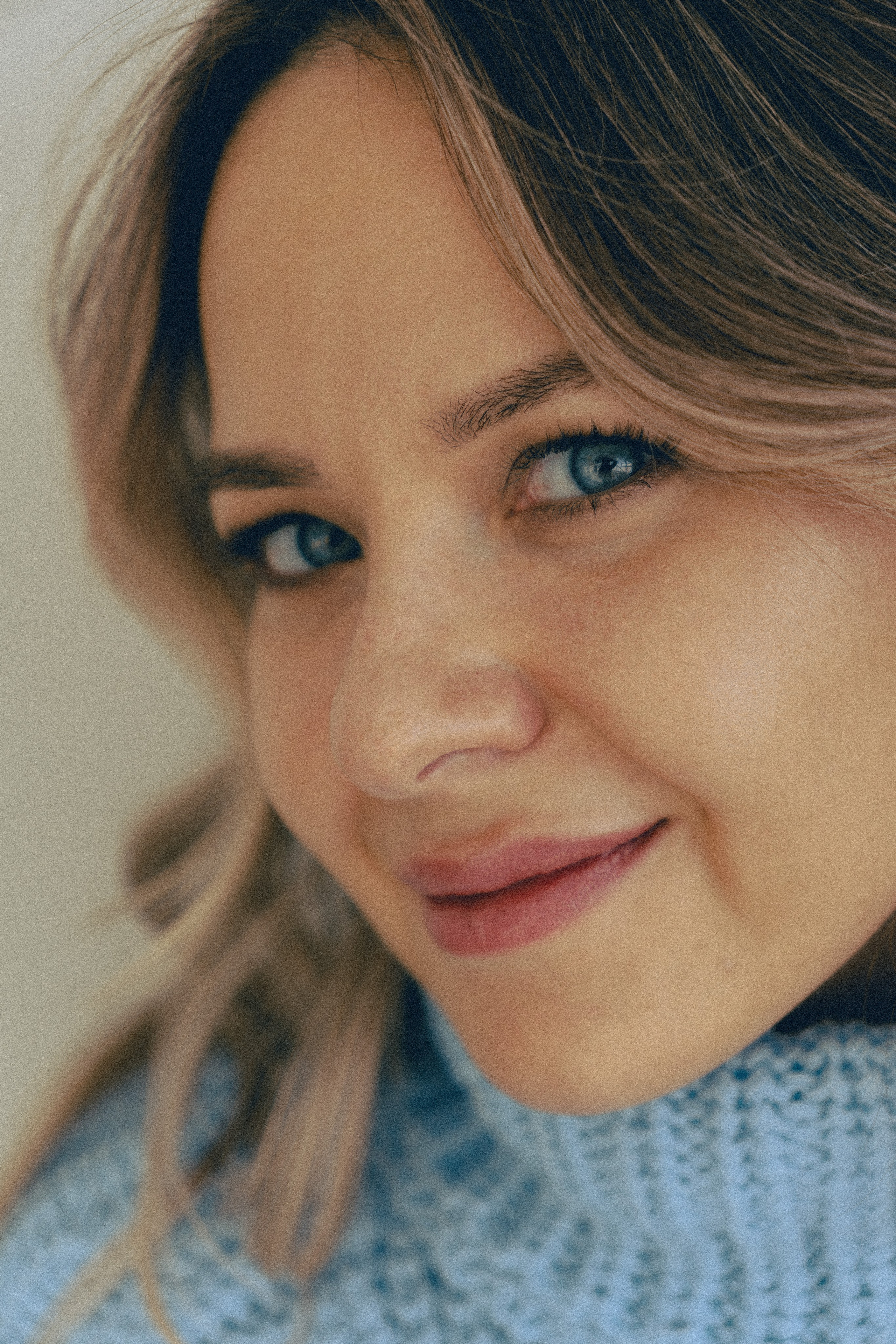 Женский портрет в студии — естественный и искусственный свет. Фотограф в Хабаровске Дмитрий Лемешков