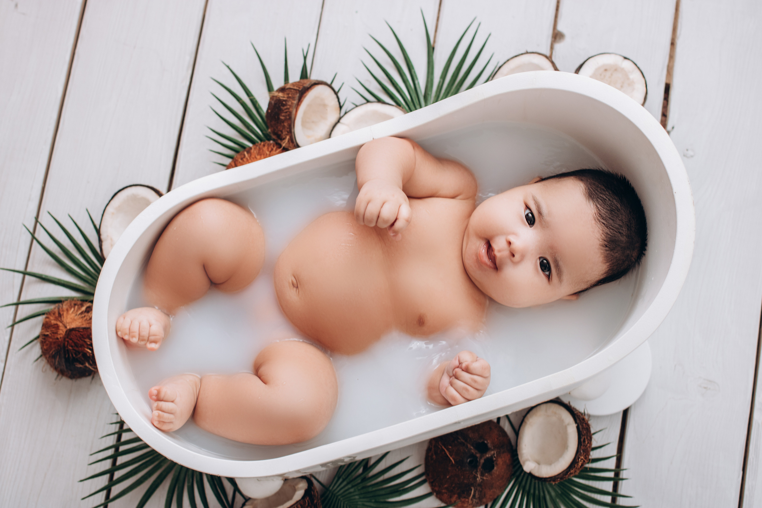 Молочная ванна. Фотограф новорожденных и детский фотограф в Новосибирске
