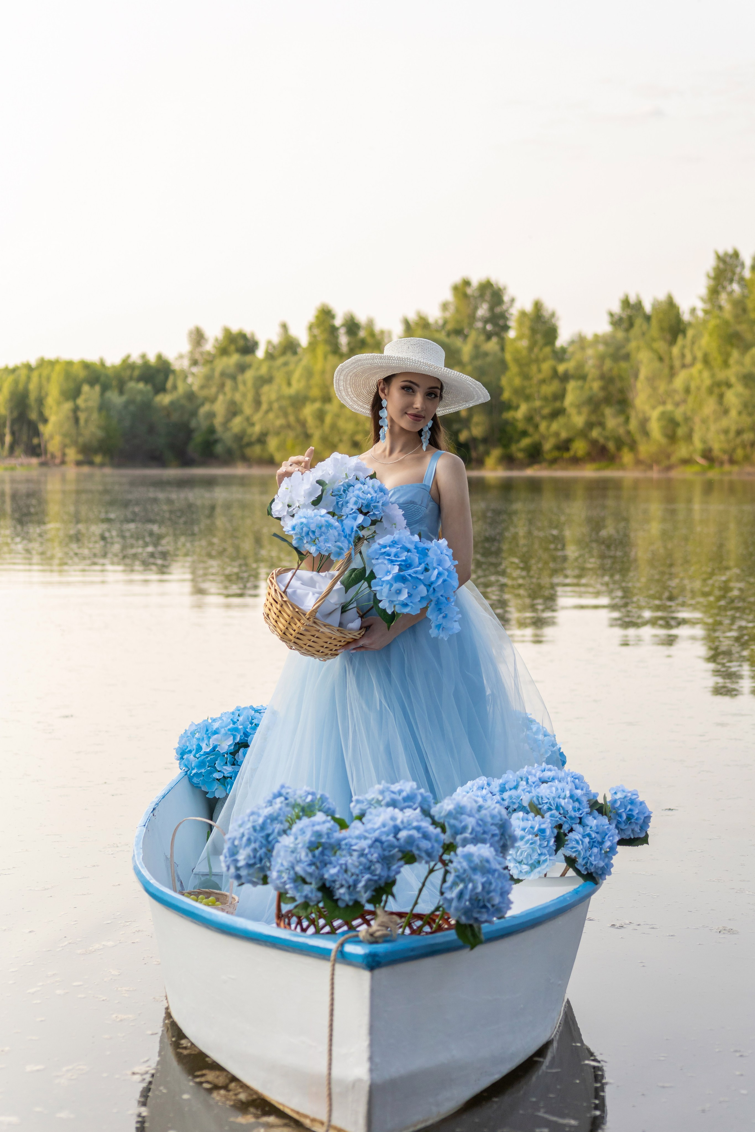 Фотопроект на лодке с голубыми гортензиями. Фотограф в городе Салават