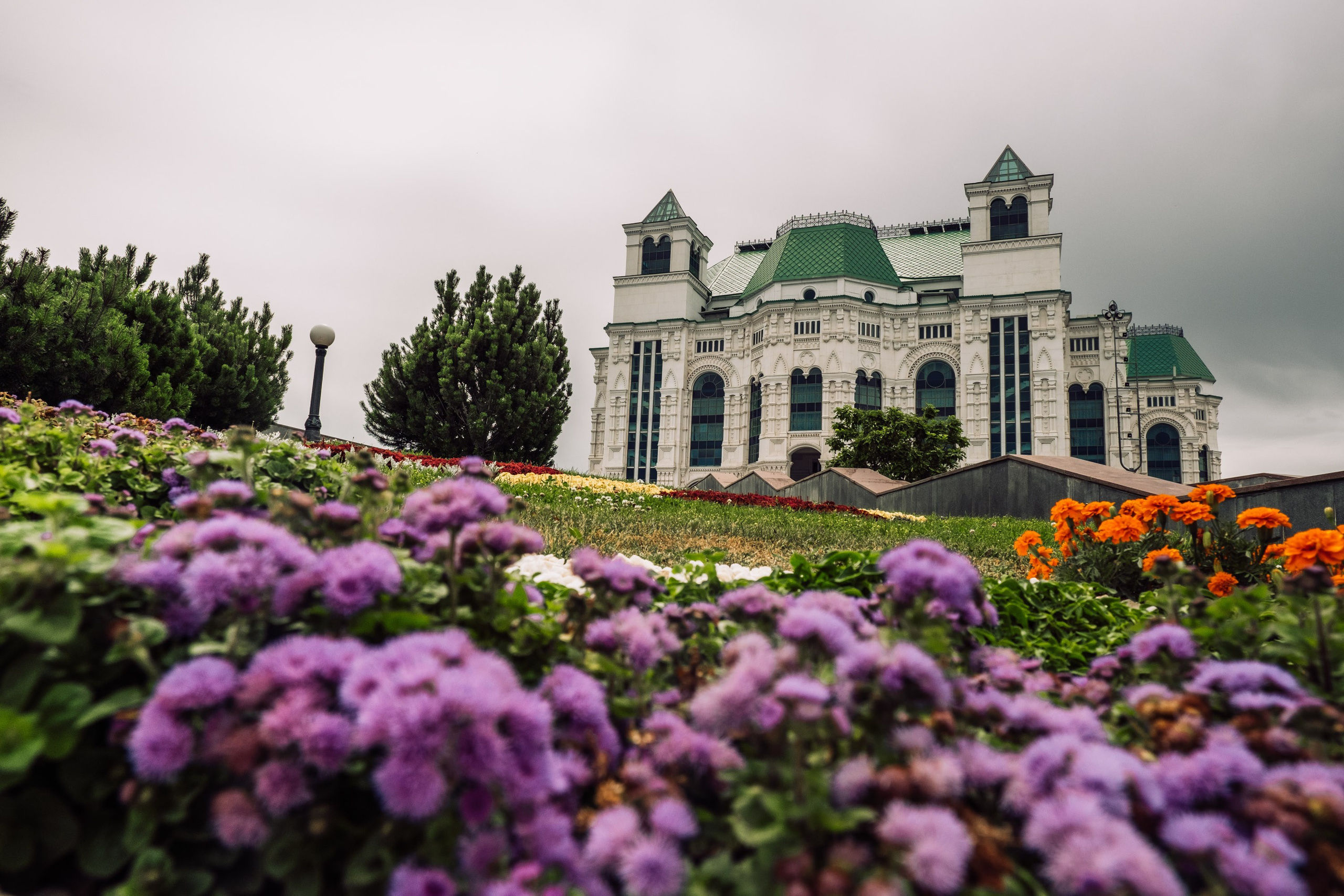 Театральный парк перед дождем. Фотограф Анатолий Деникин