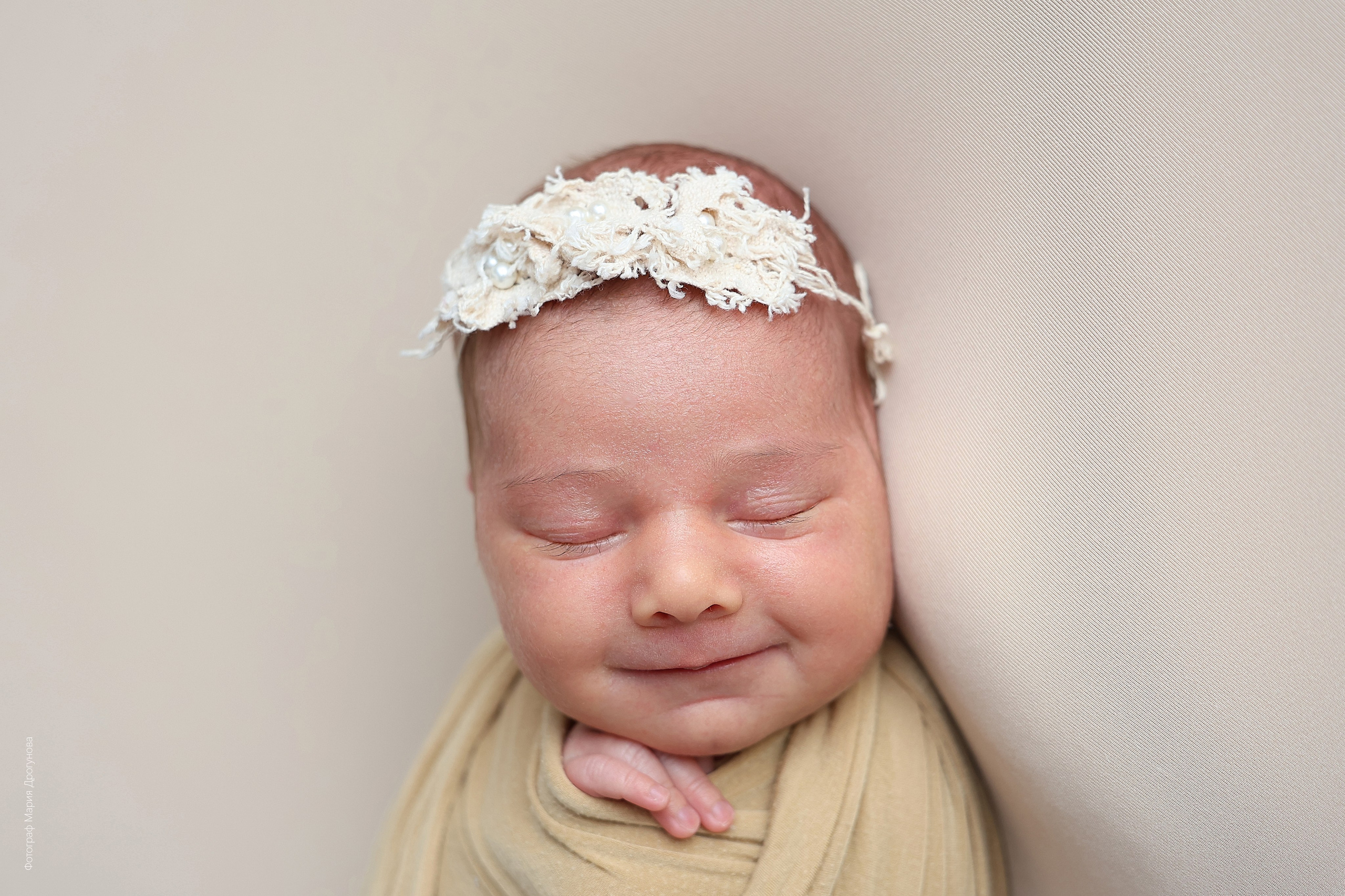 Съемка в стиле ньюборн с мамой. Фотосъемка выписки из роддома в Москве, заказать фотографа на выписку ньюборн съемка в роддоме newborn фотограф в Юдино