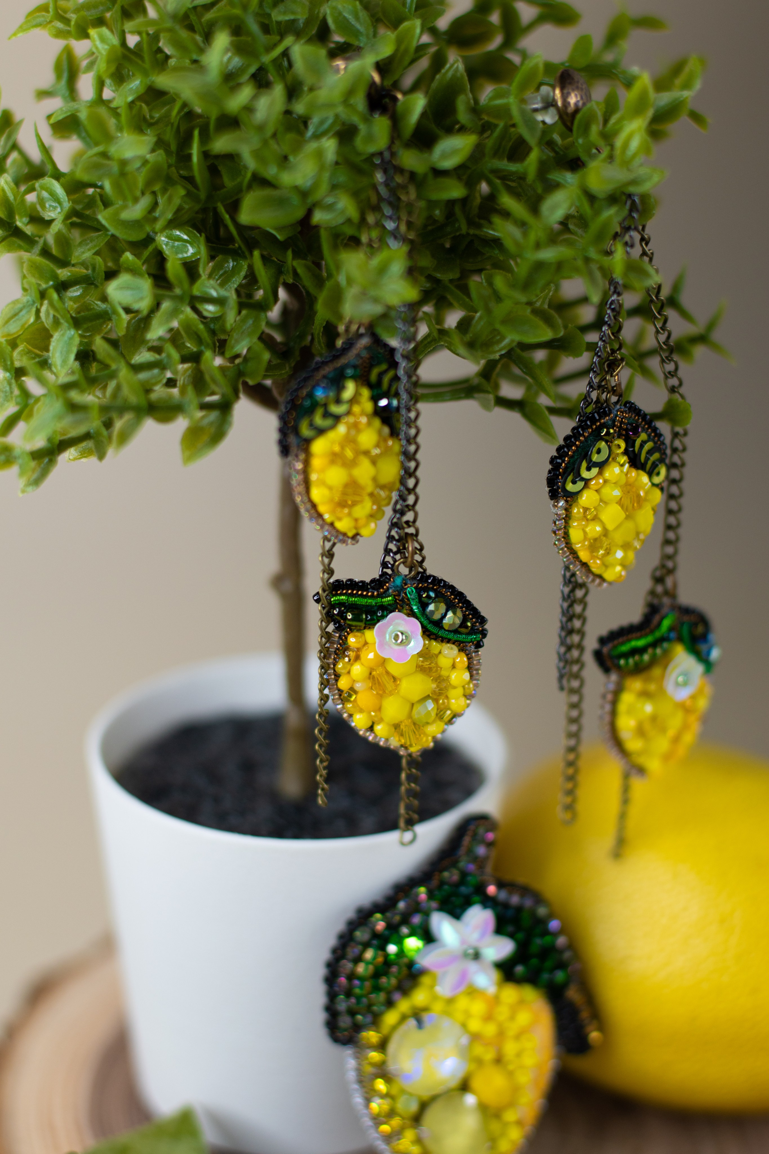 Серьги и брошь ручной работы «Лимоны». Фотограф Санкт-Петербург | Дарья Першина