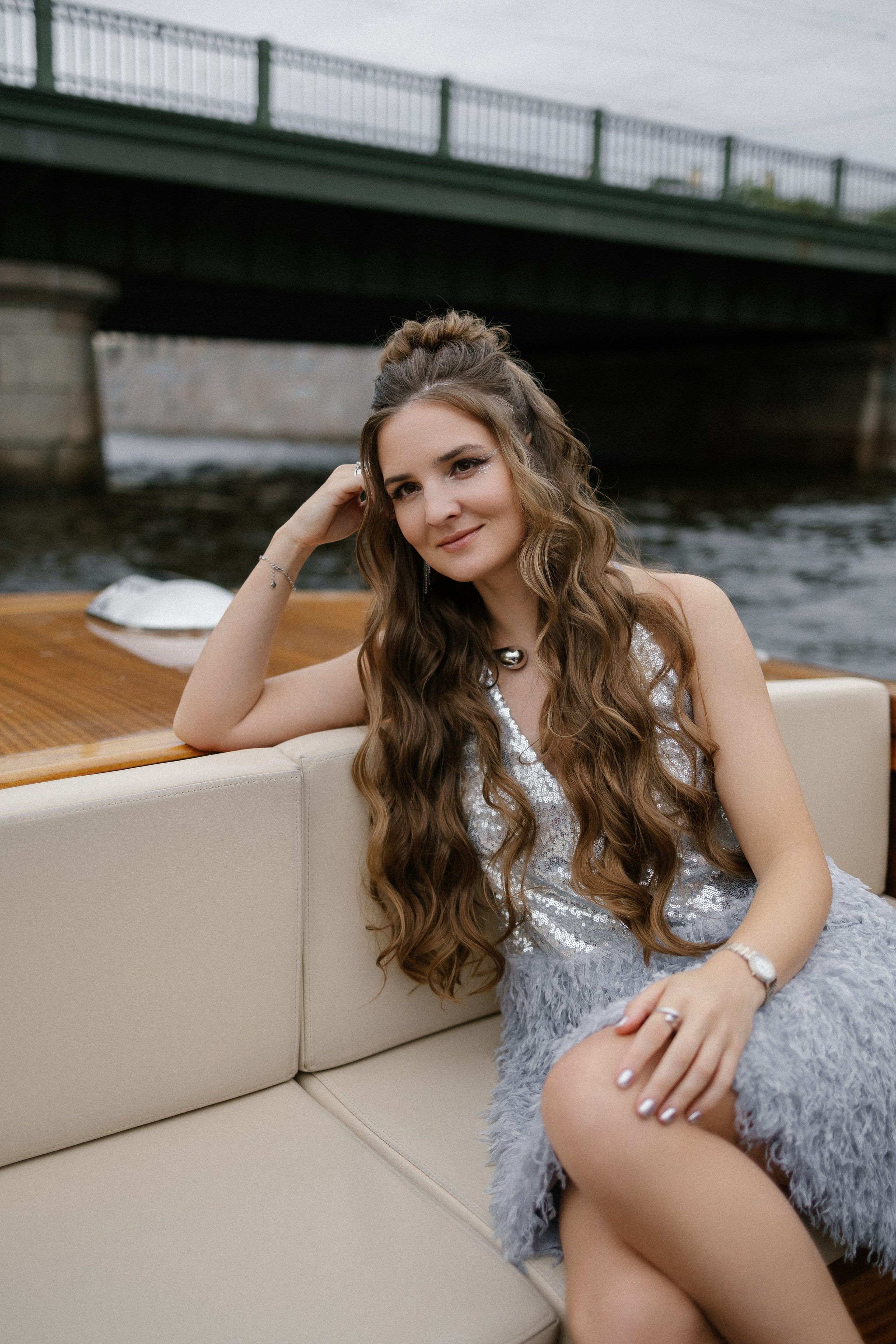 Прогулка на венецианском катере. Свадебный фотограф в Санкт-Петербурге Ксения Кобышева