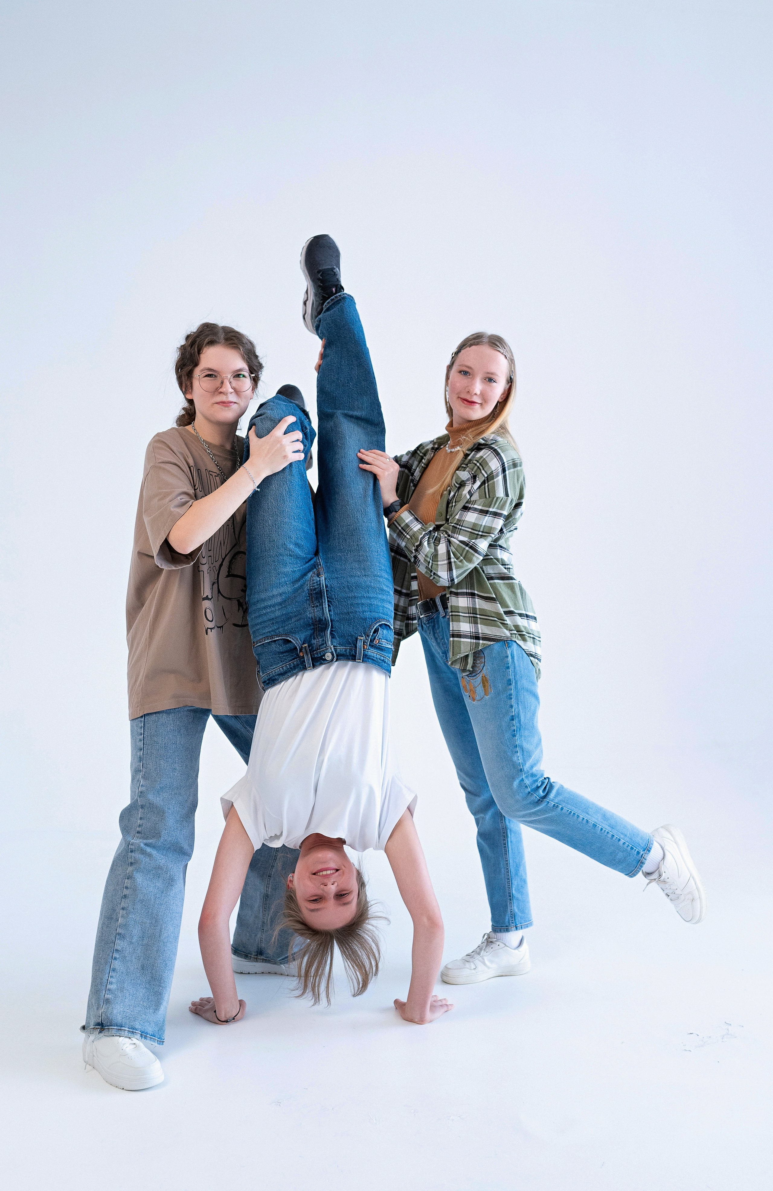 Выпускная фотосессия для выпускного класса в фотостудии на циклораме в Сургуте