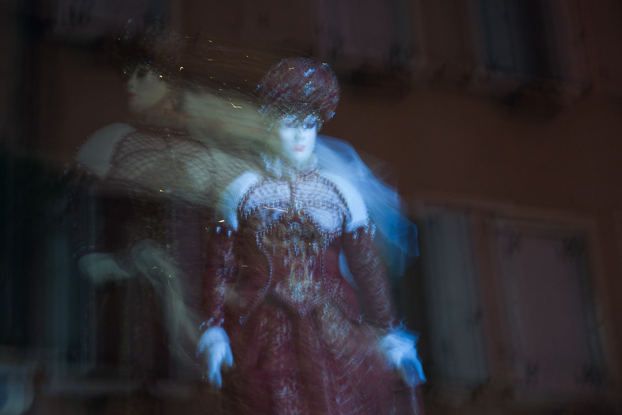 Фотографии призраков Венеции | Мистическая фотосессия карнавала Motion Blur