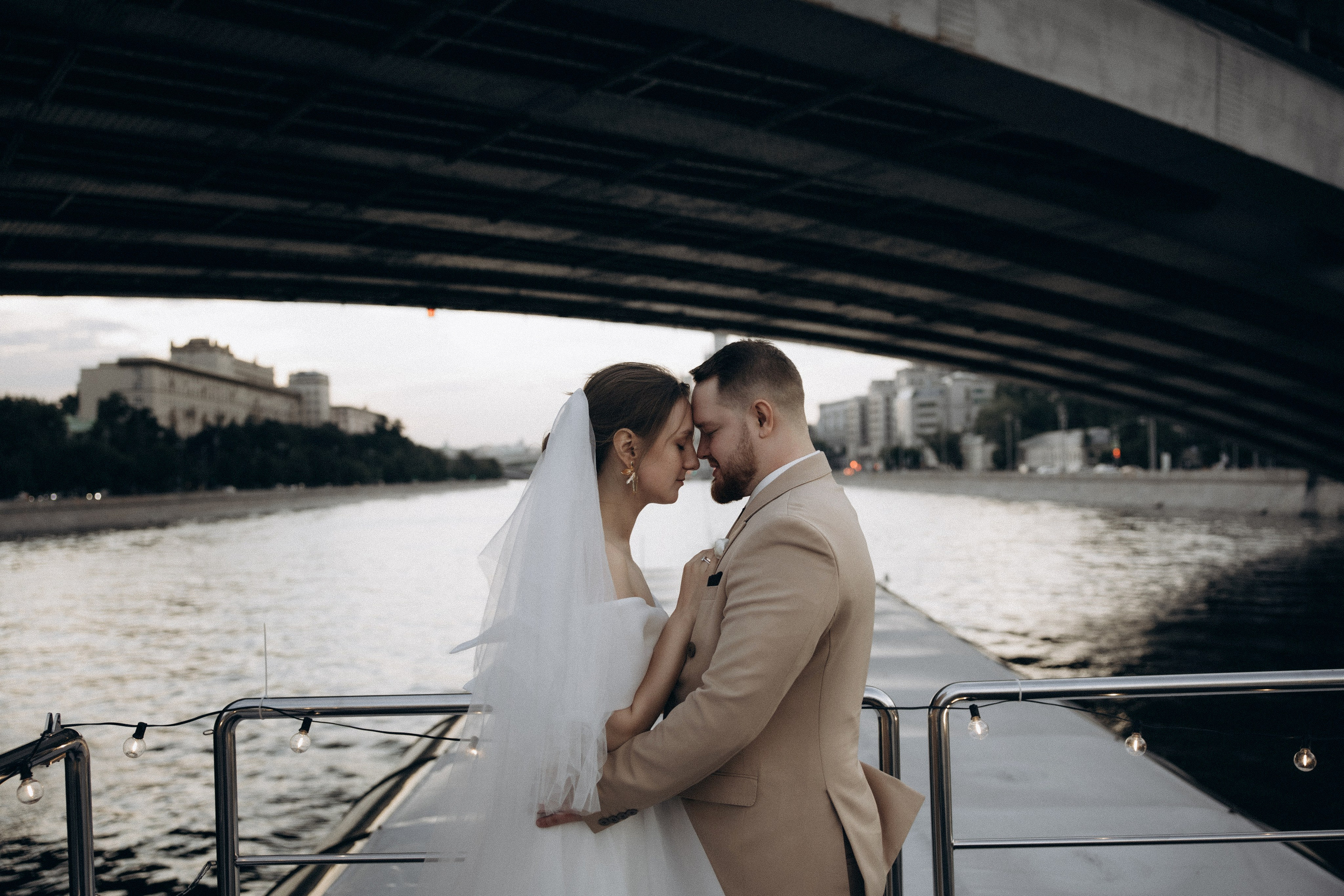 Утро невесты и свадебная фотосессия на теплоходе по Москве-реке