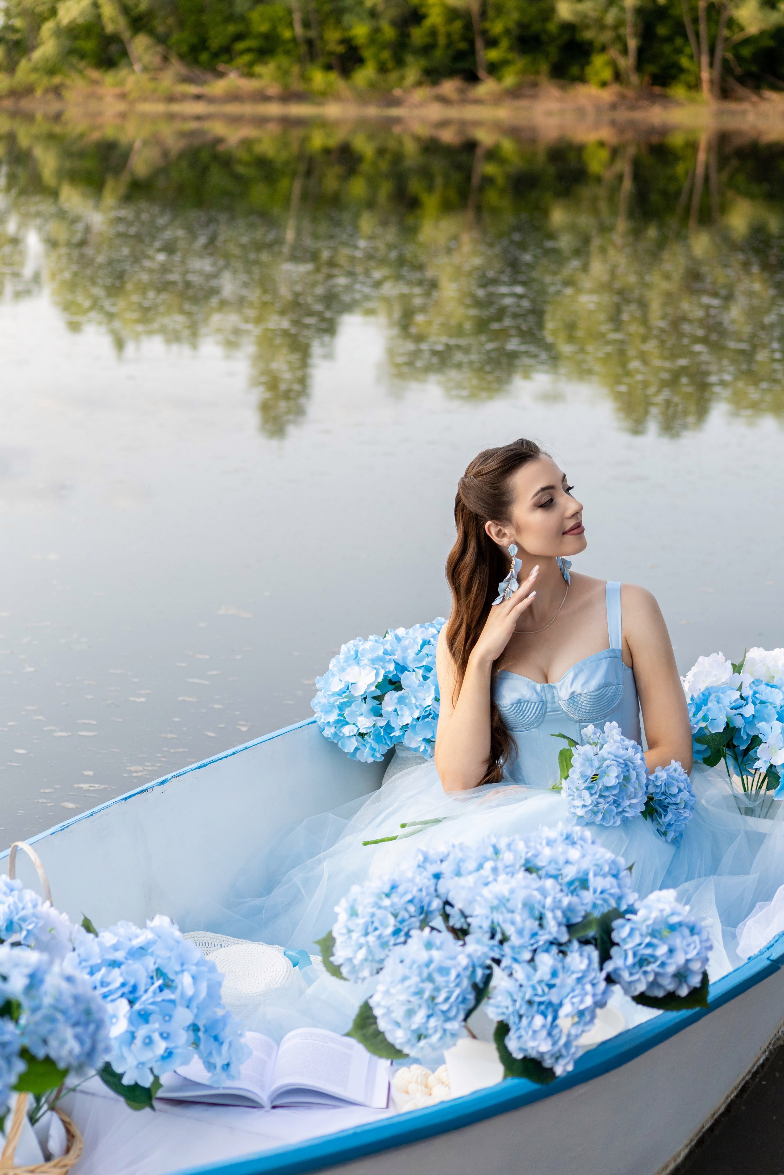 Фотопроект на лодке с голубыми гортензиями. Фотограф в городе Салават