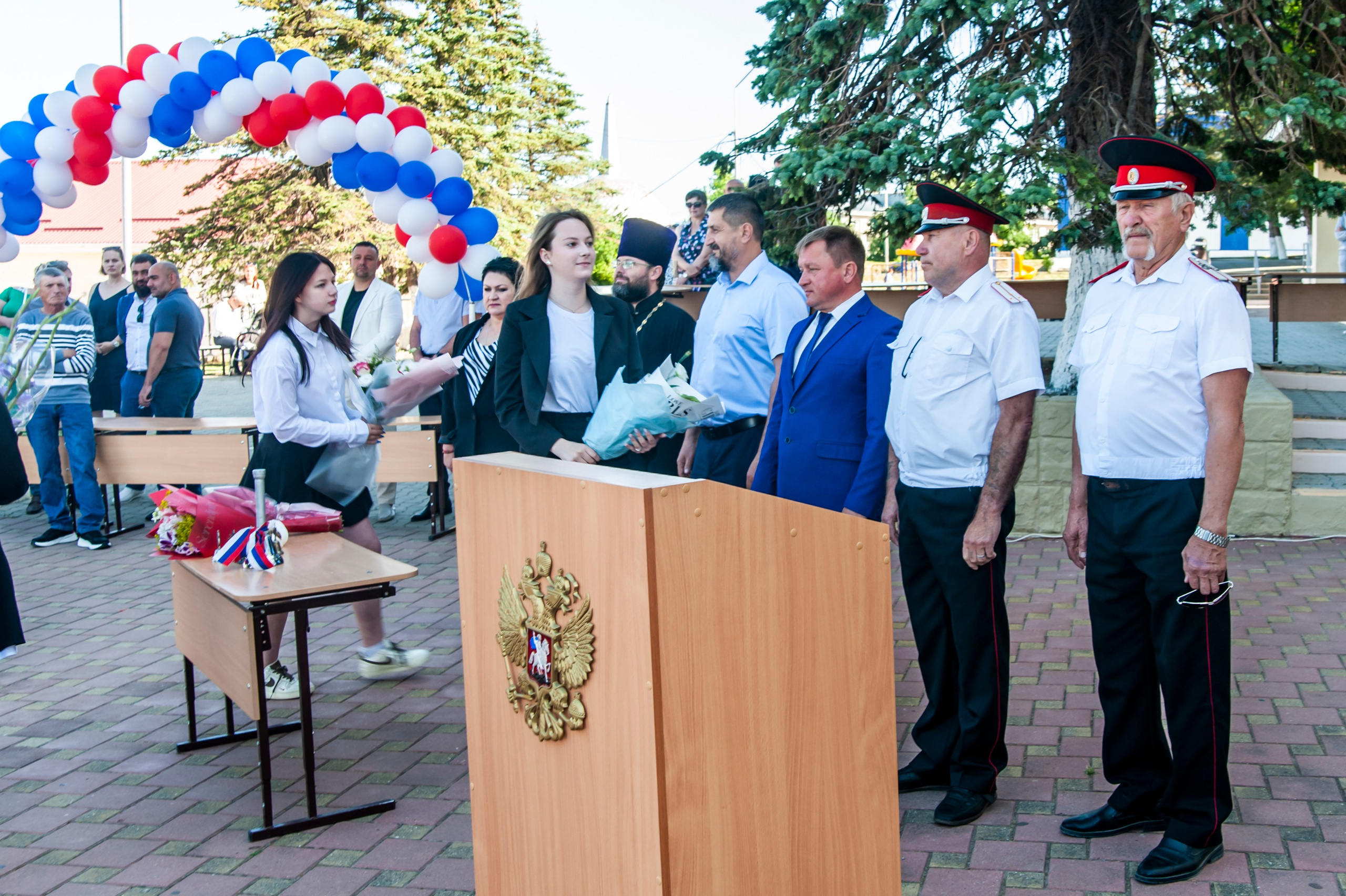 Последний Звонок МАОУ СОШ № 17 им. Эдуарда Есаяна — Архипо-Осиповка. Свадебный и семейный фотограф Денис Лукьянов в Краснодаре, Краснодарском крае и Республике Крым